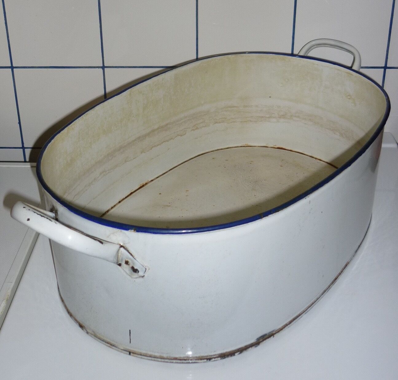 Oval basin 60 cm in white enamelled sheet metal, dark blue border