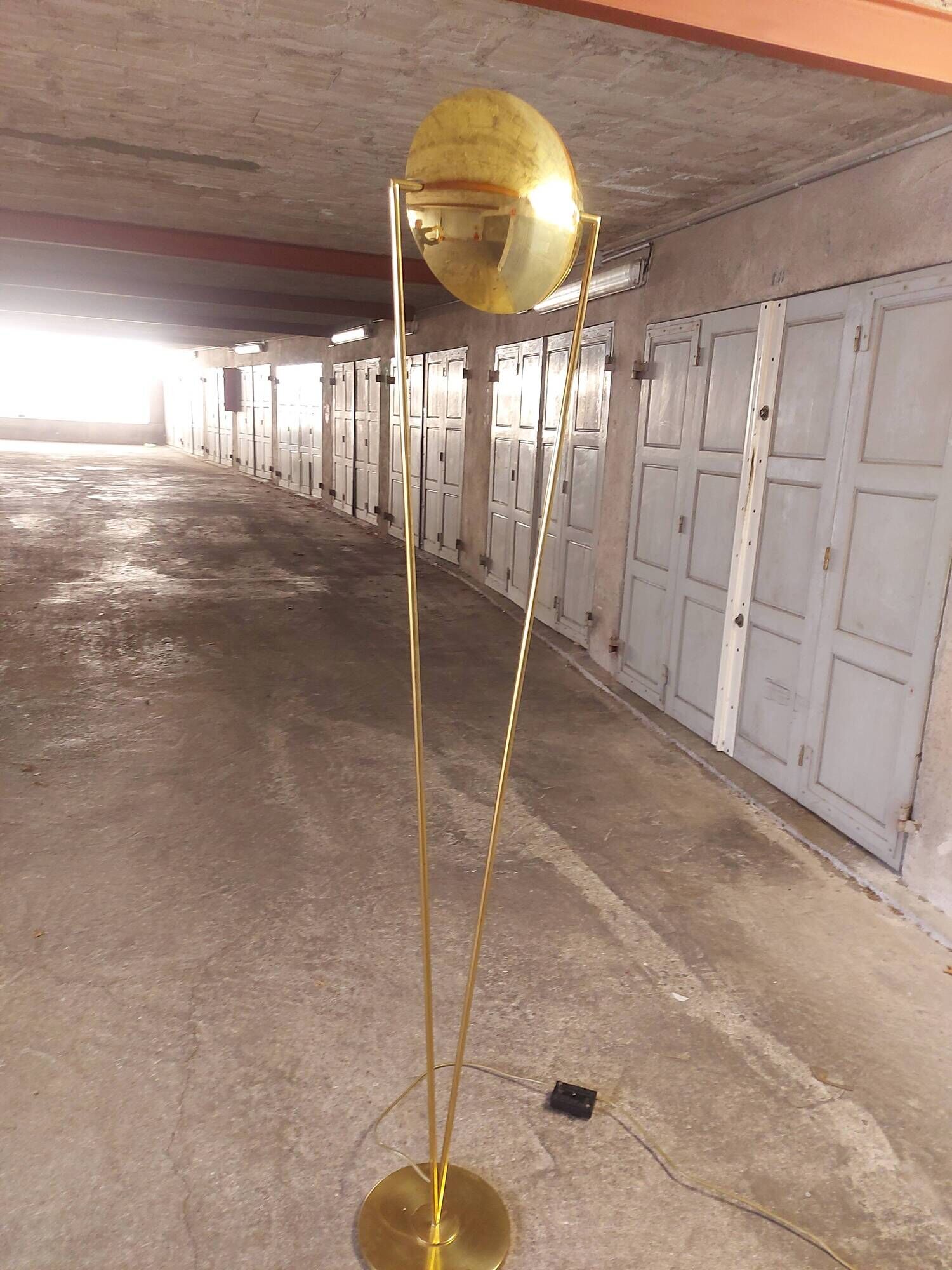 Victory brass floor lamp from the 80's, design studio Artof for Lumen