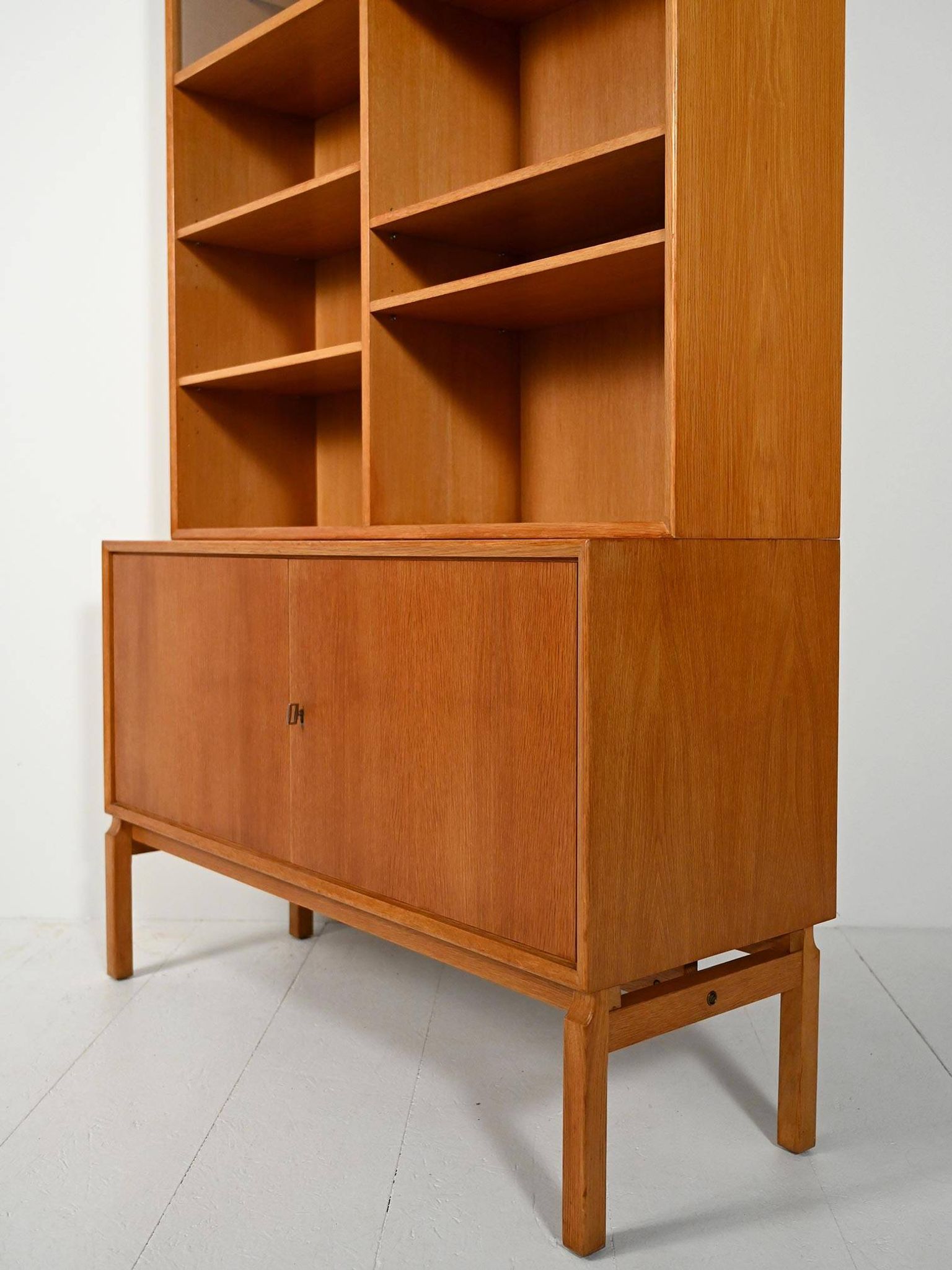Bibliothèque avec vitrine conçue par Marian Grabinsky pour IKEA