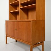 Bibliothèque avec vitrine conçue par Marian Grabinsky pour IKEA