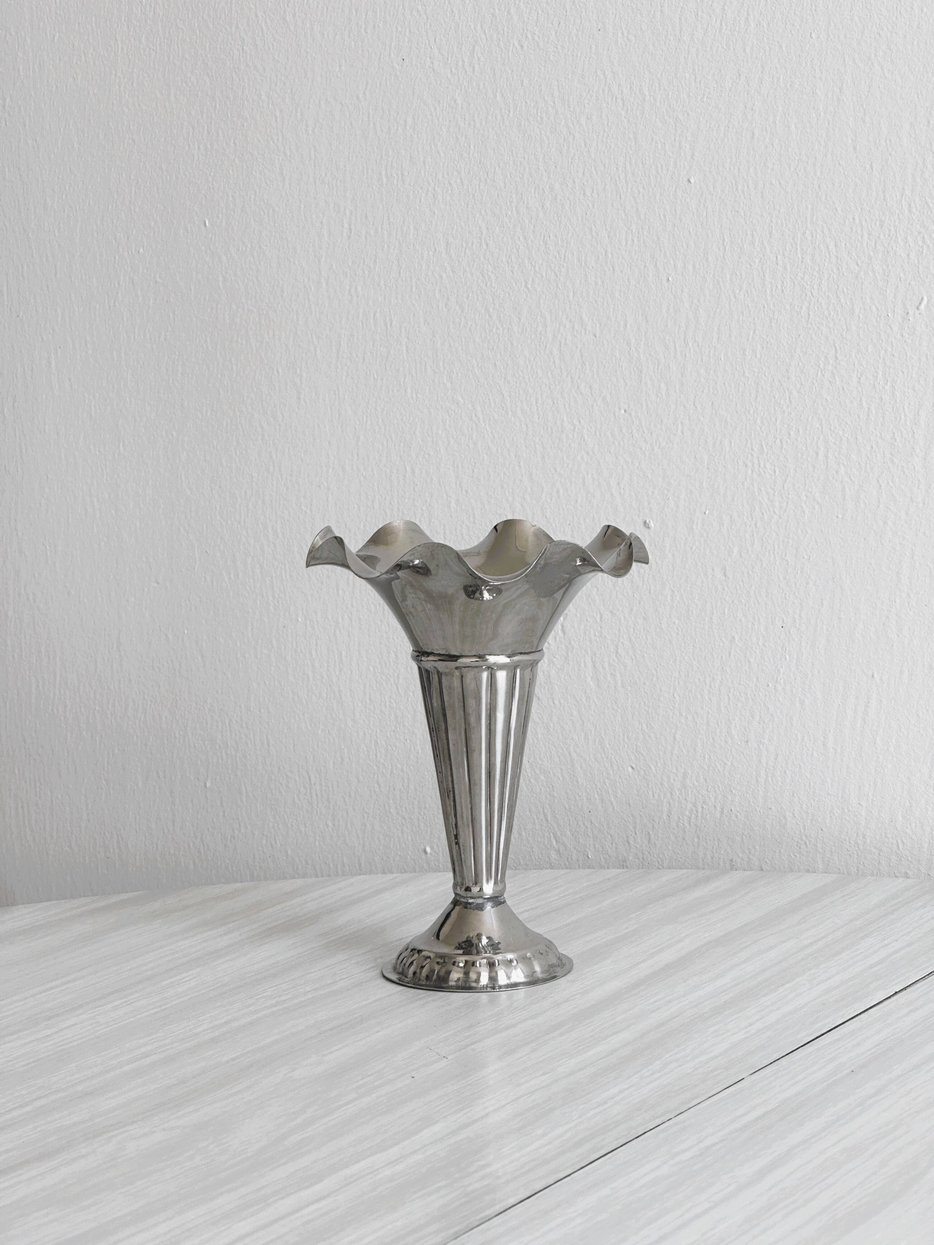 Petit vase vintage en aluminium léger