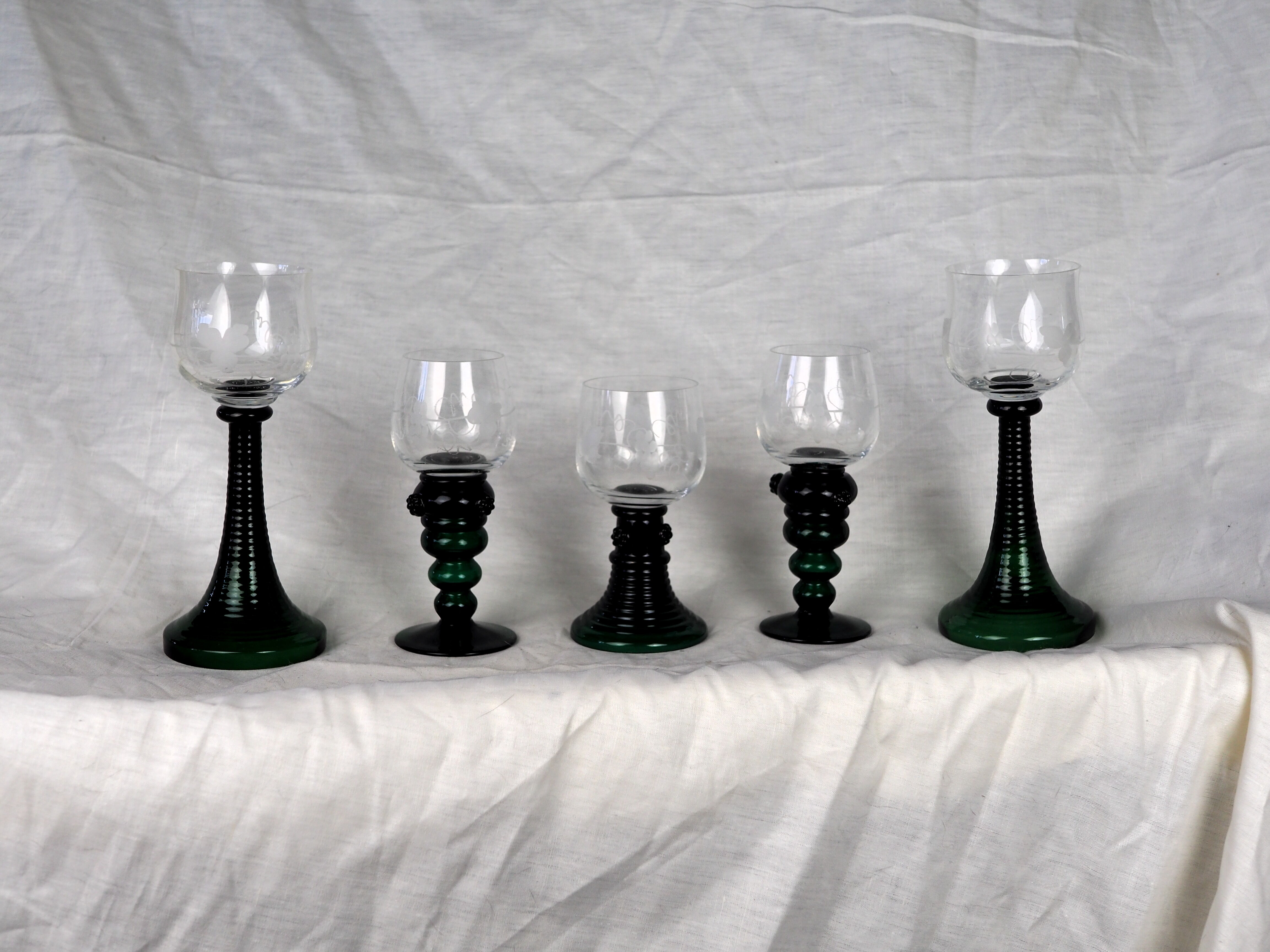 Set of 5 green römer glasses engraved with vine pattern - Bavarian crystal - 70s / 80s