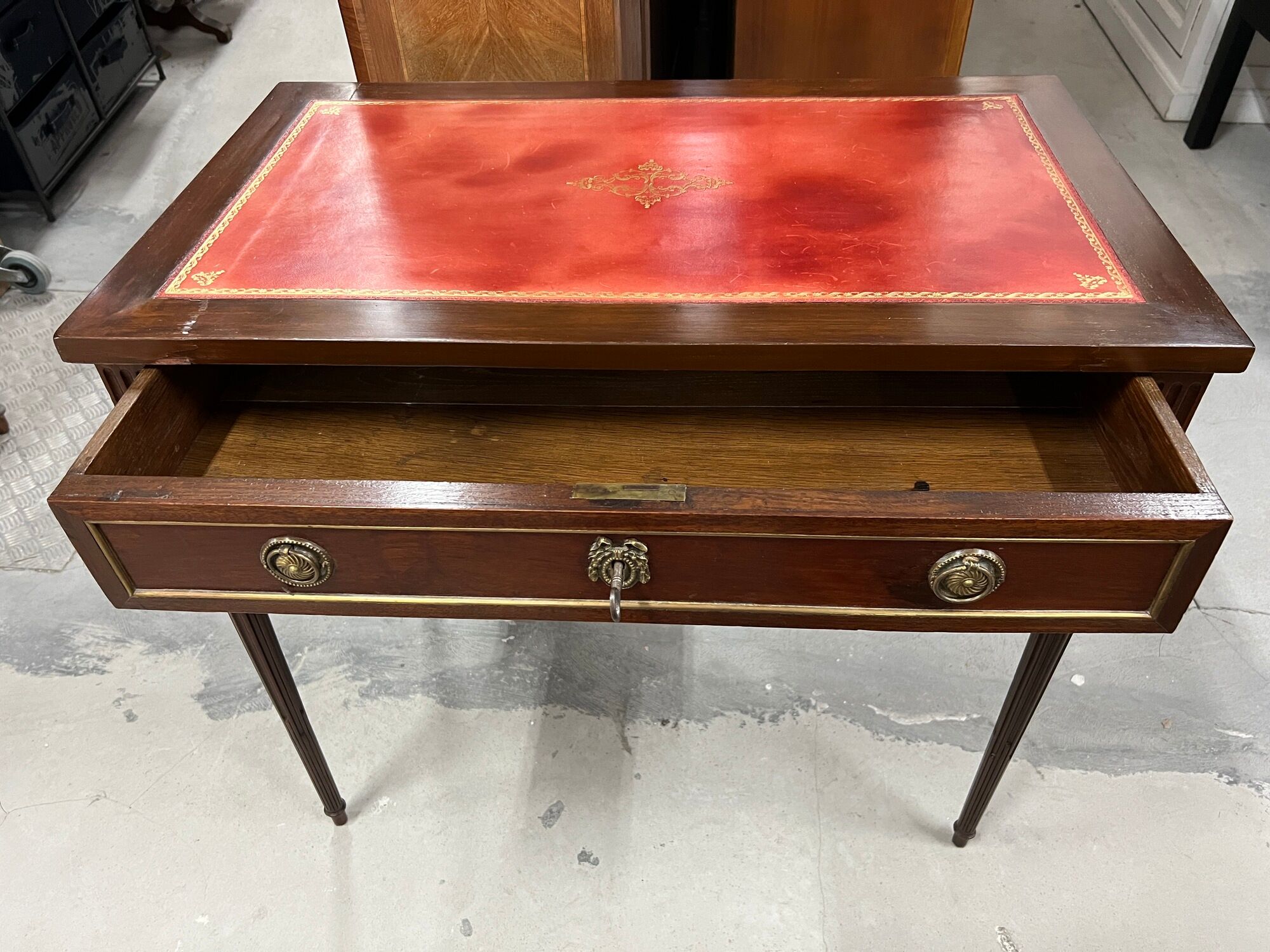 Flat desk and Louis XVI style chair in mahogany veneer (nineteenth century)