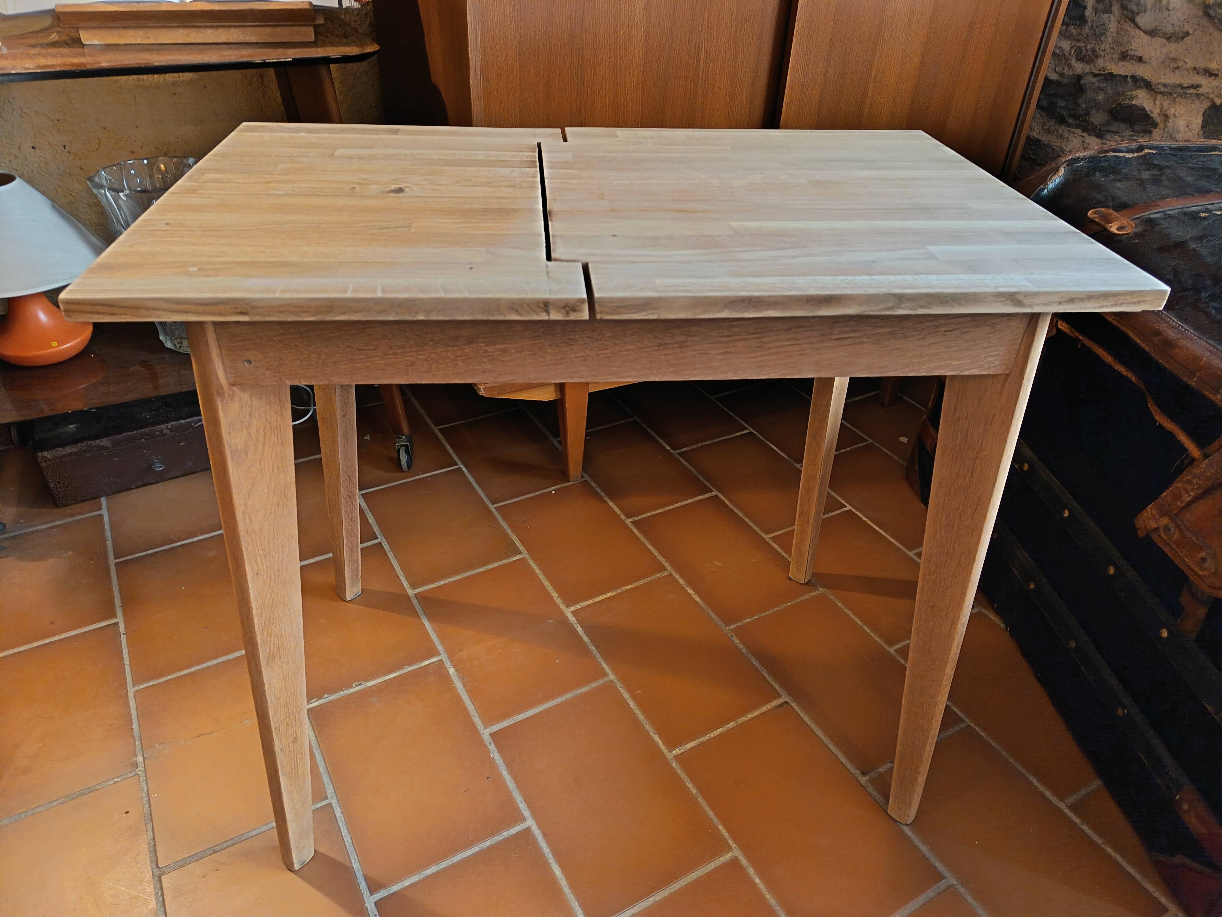 Scandinavian table with a system