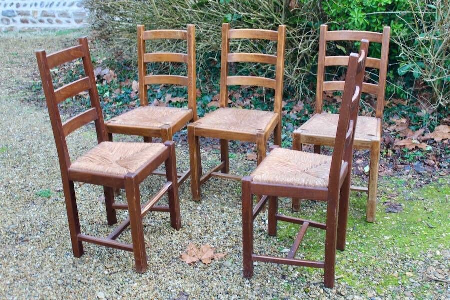Suite de 17 chaises paillées à haut dossier