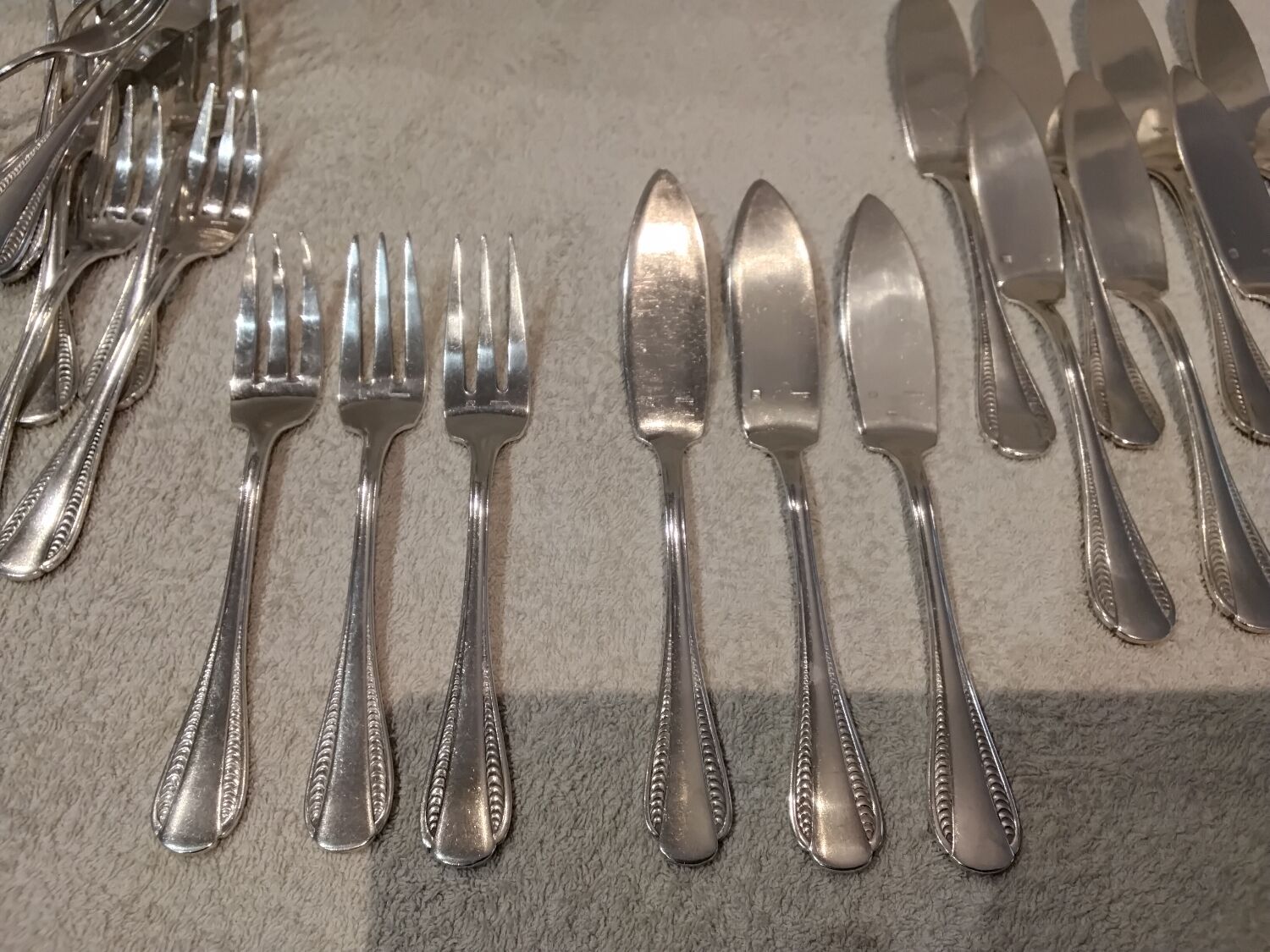 11 silver-plated fish forks and 11 fish knives by silversmith Ercuis Nil