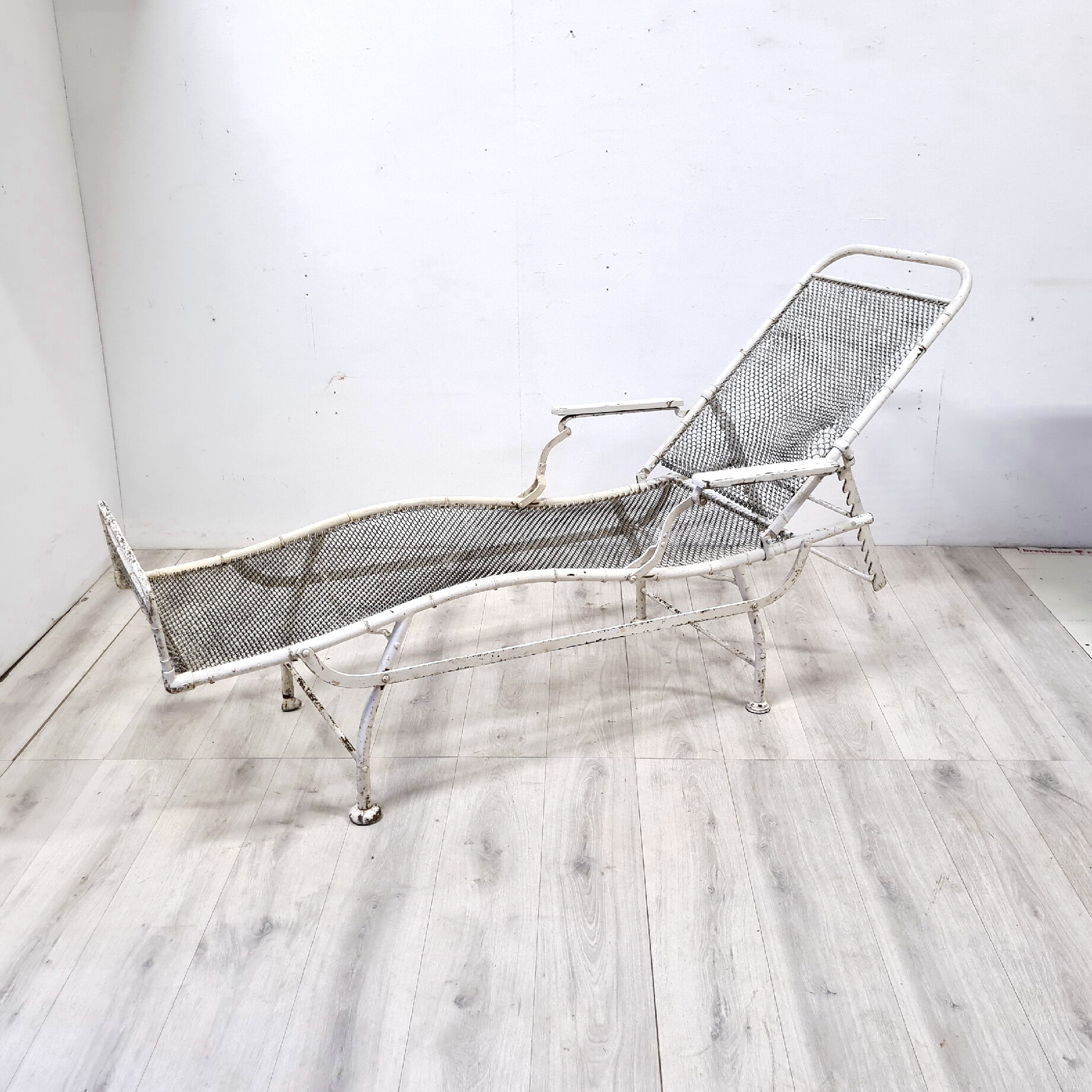 Chaise longue d’infirmerie originale en acier, France années 1930