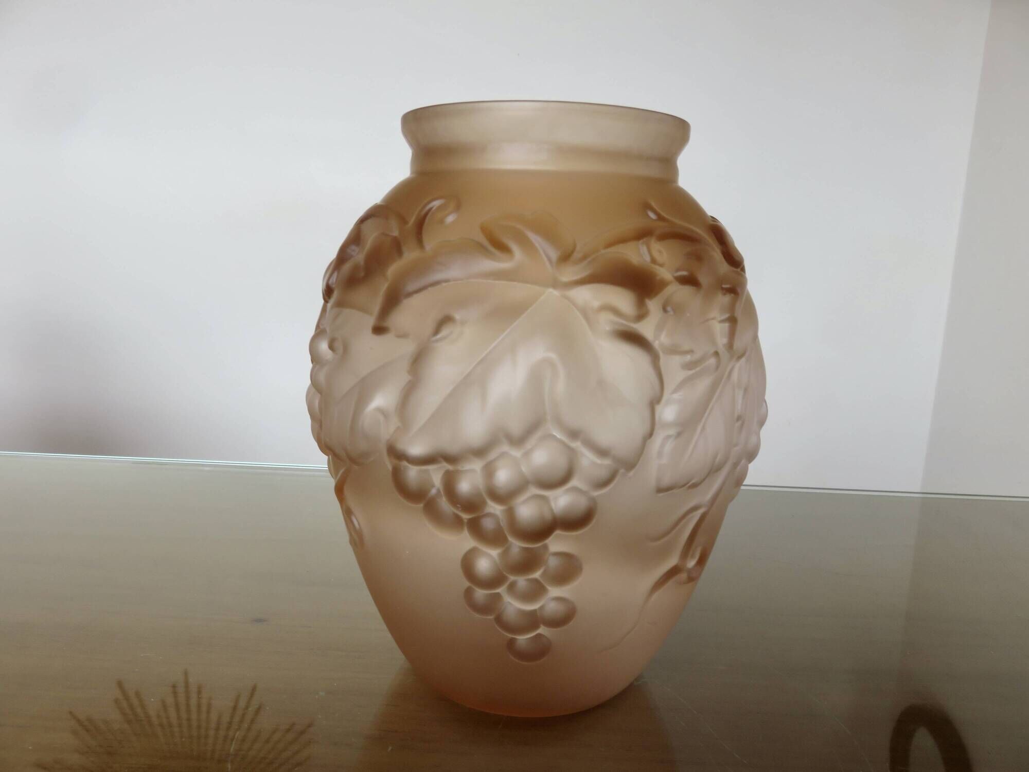 Art Deco vase in moulded pink glass, signed "Souchon Neuvesel", 1940s.