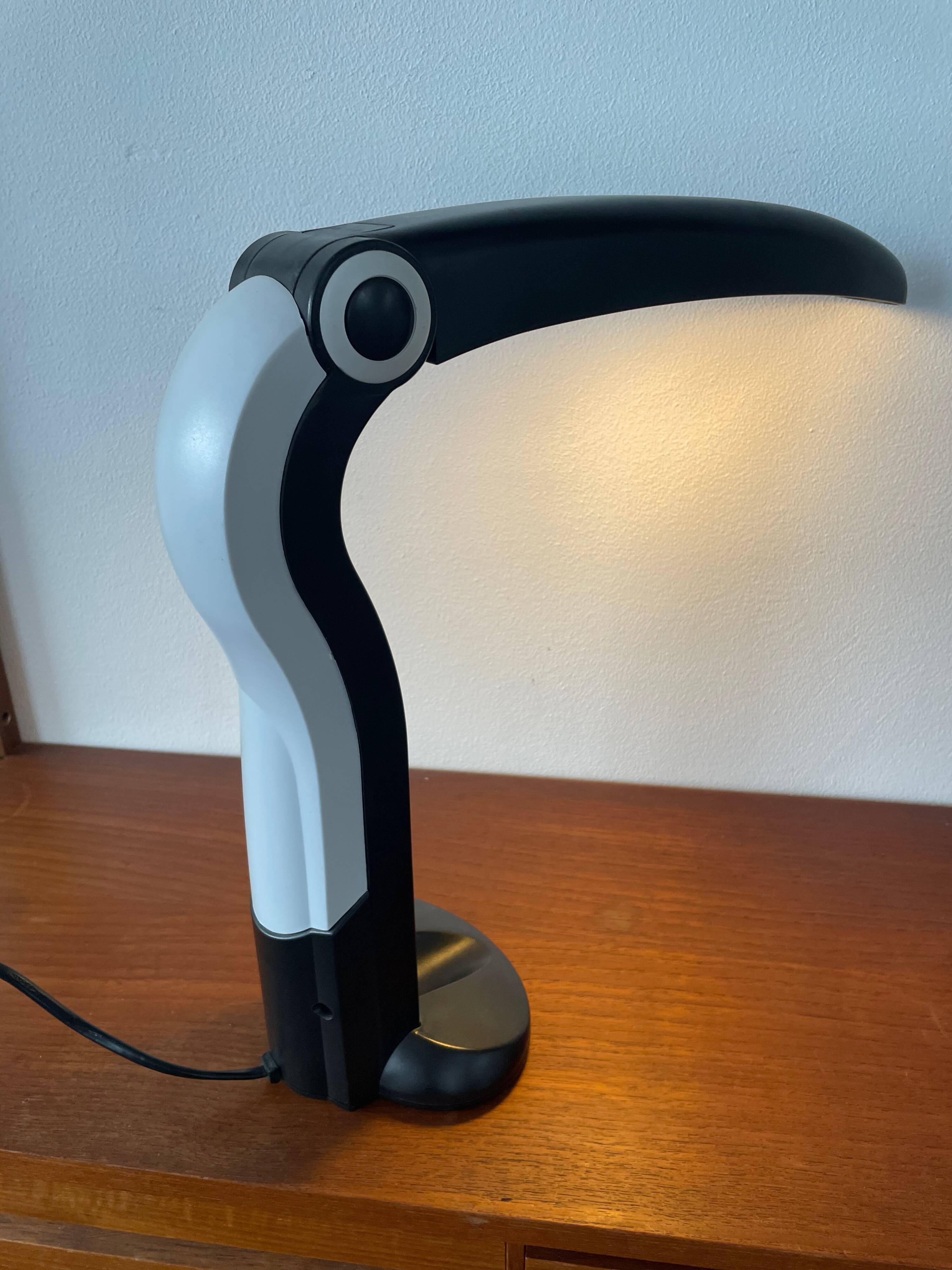Luminaire Toucan en noir et blanc HT Huang Design