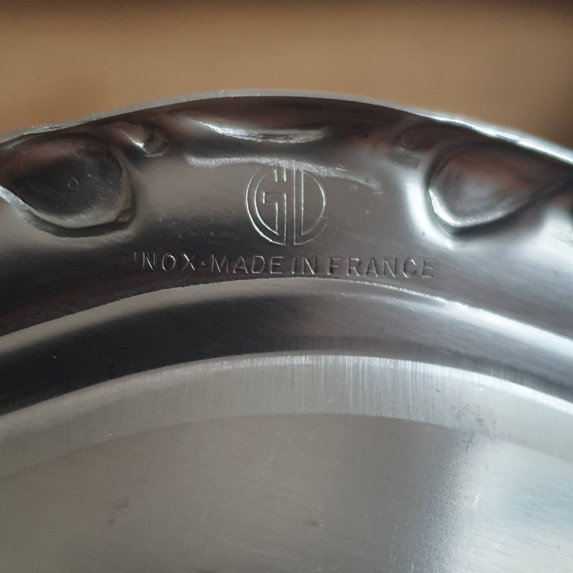 Guy Degrenne / Round platter with compartments and central stainless steel handle