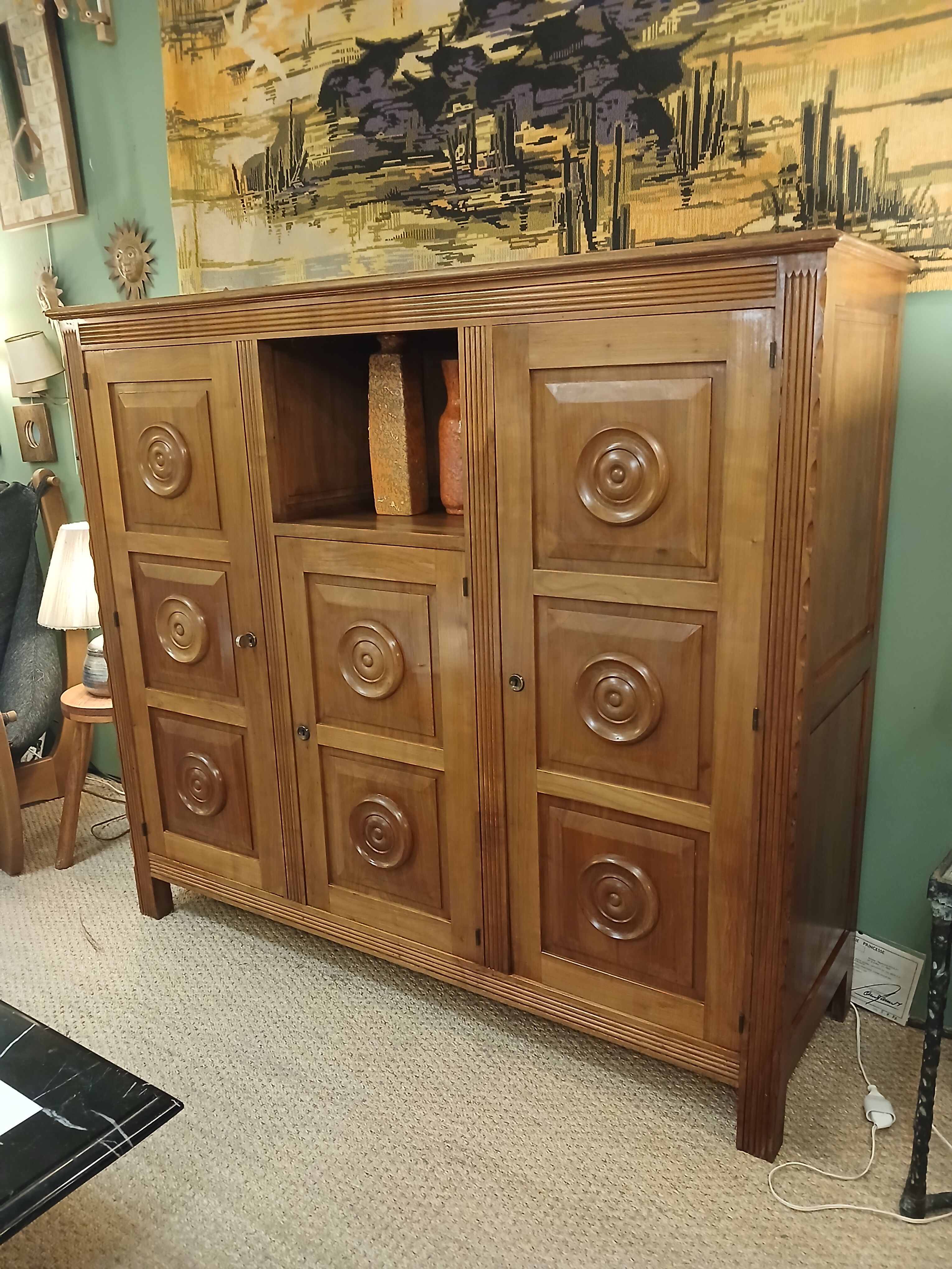 Buffet de style brutaliste