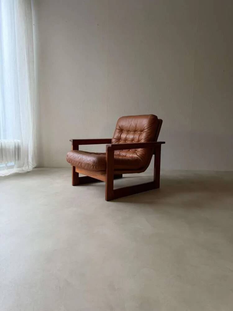 Vintage lounge chair in teak and leather from the 1960s.