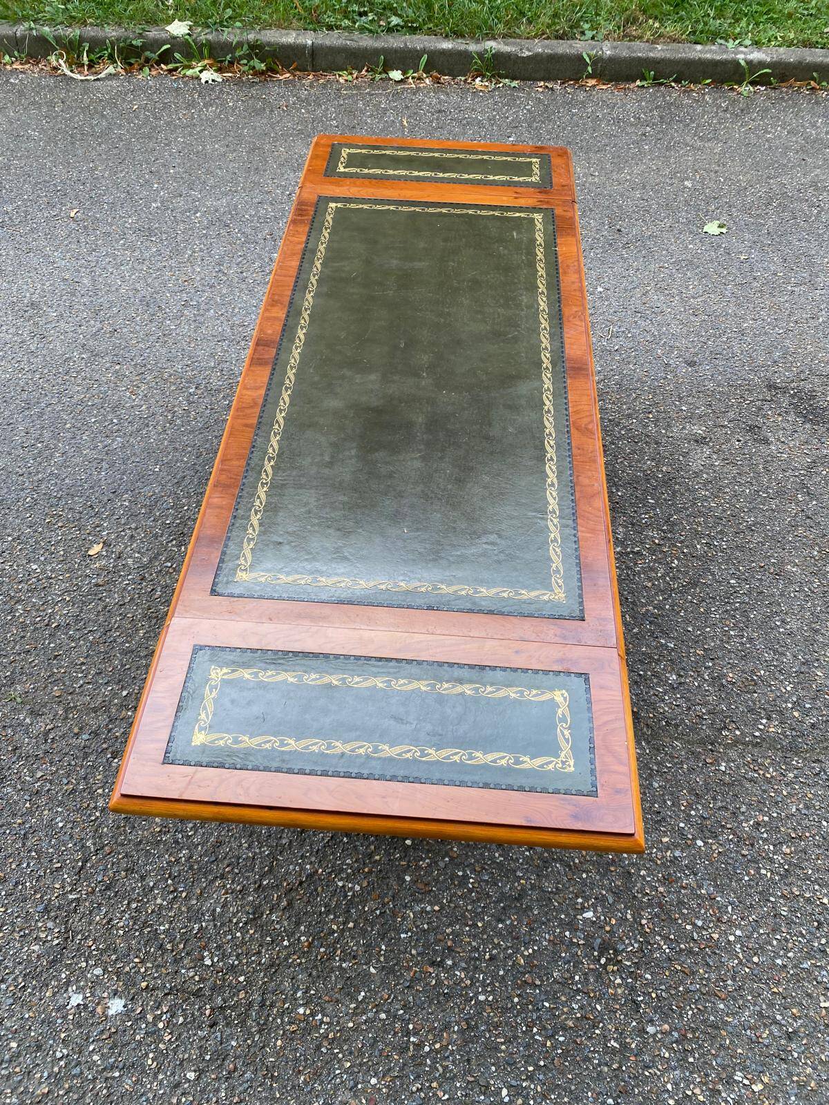 Victorian extendable coffee table in solid mahogany wood and green leather