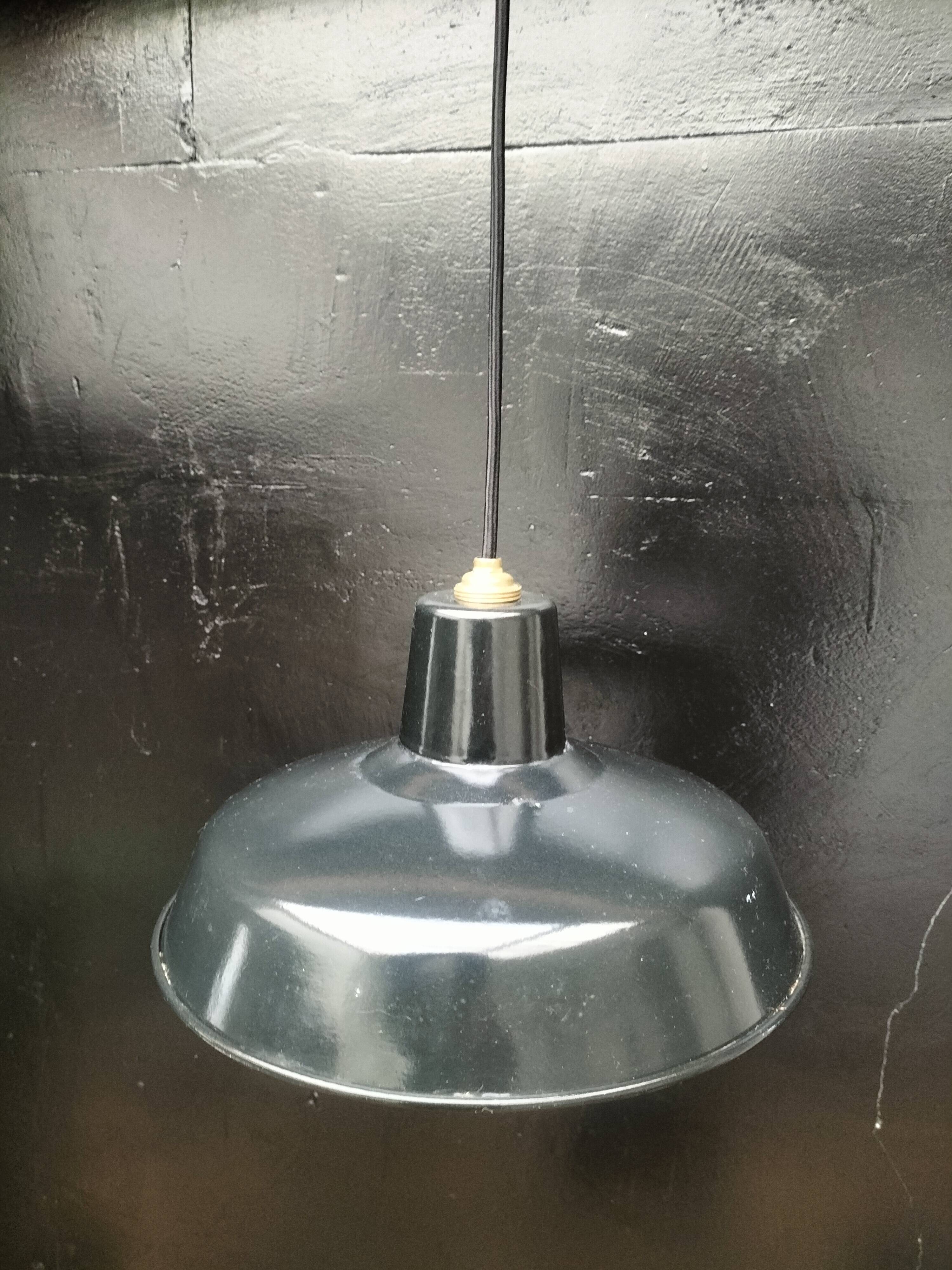 Enamelled sheet metal pendant light