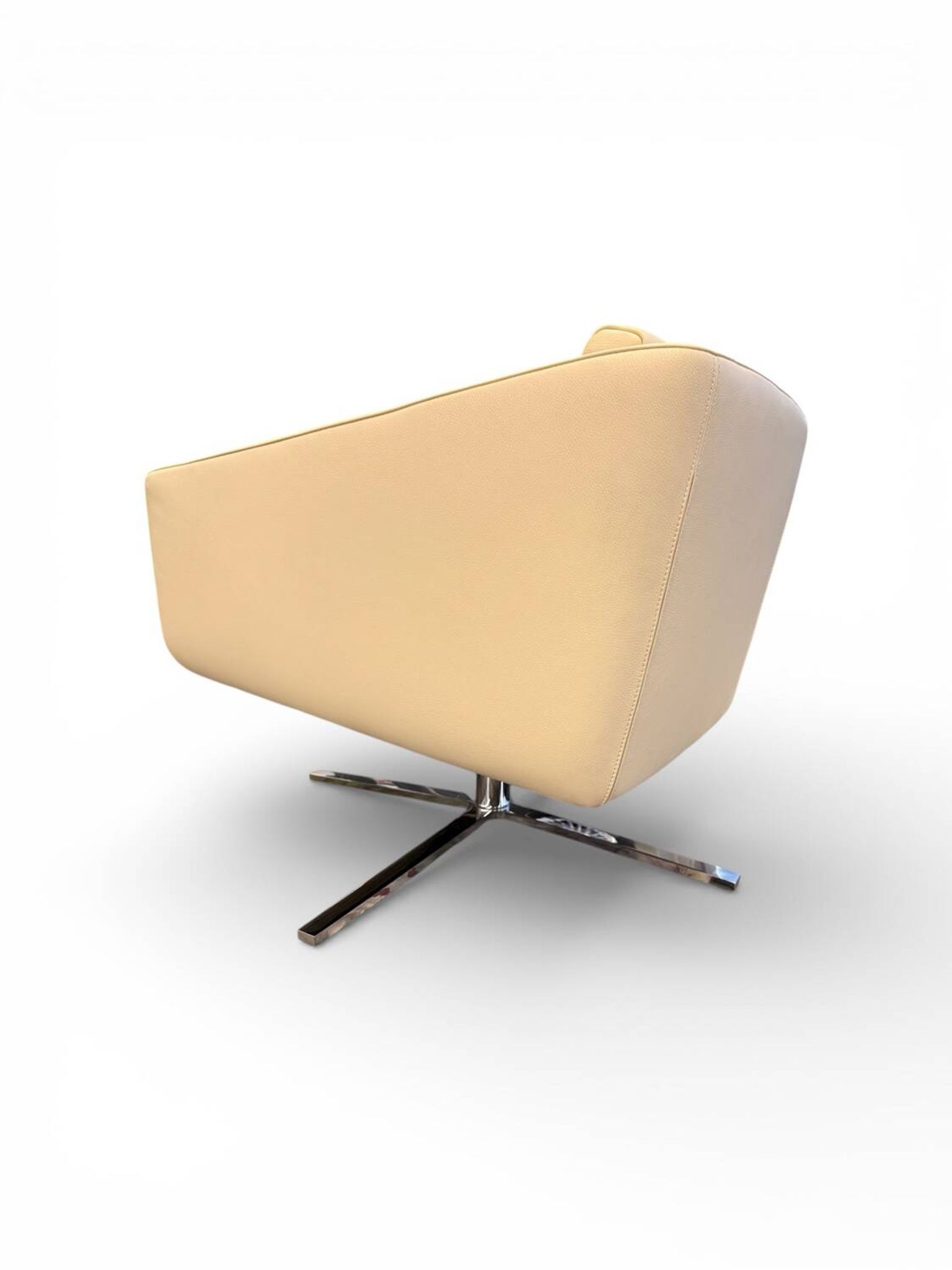 Fauteuil Pavo en cuir crème avec cadre en chrome de FSM, années 2000.