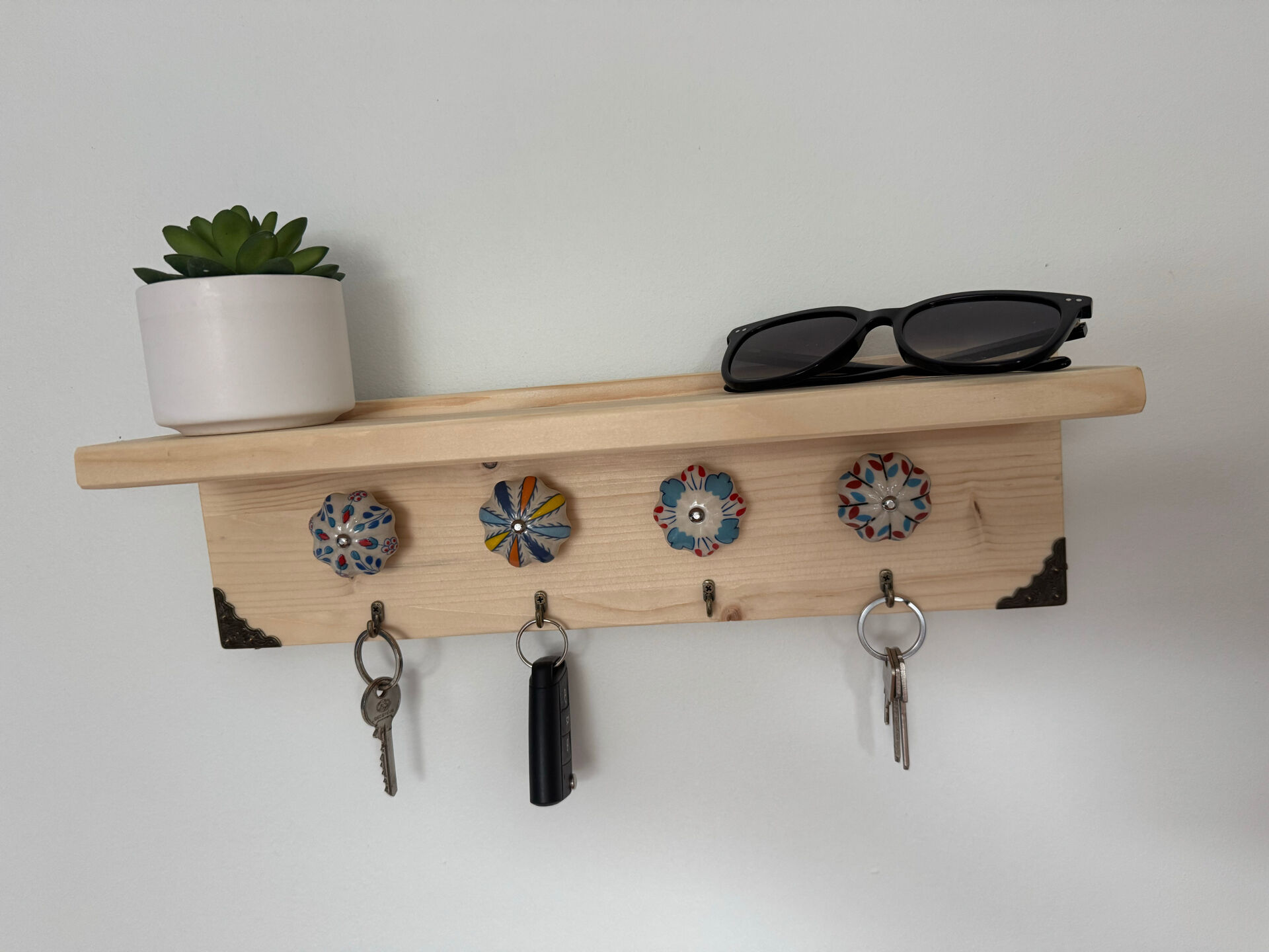 Wall-mounted key holder wooden shelf