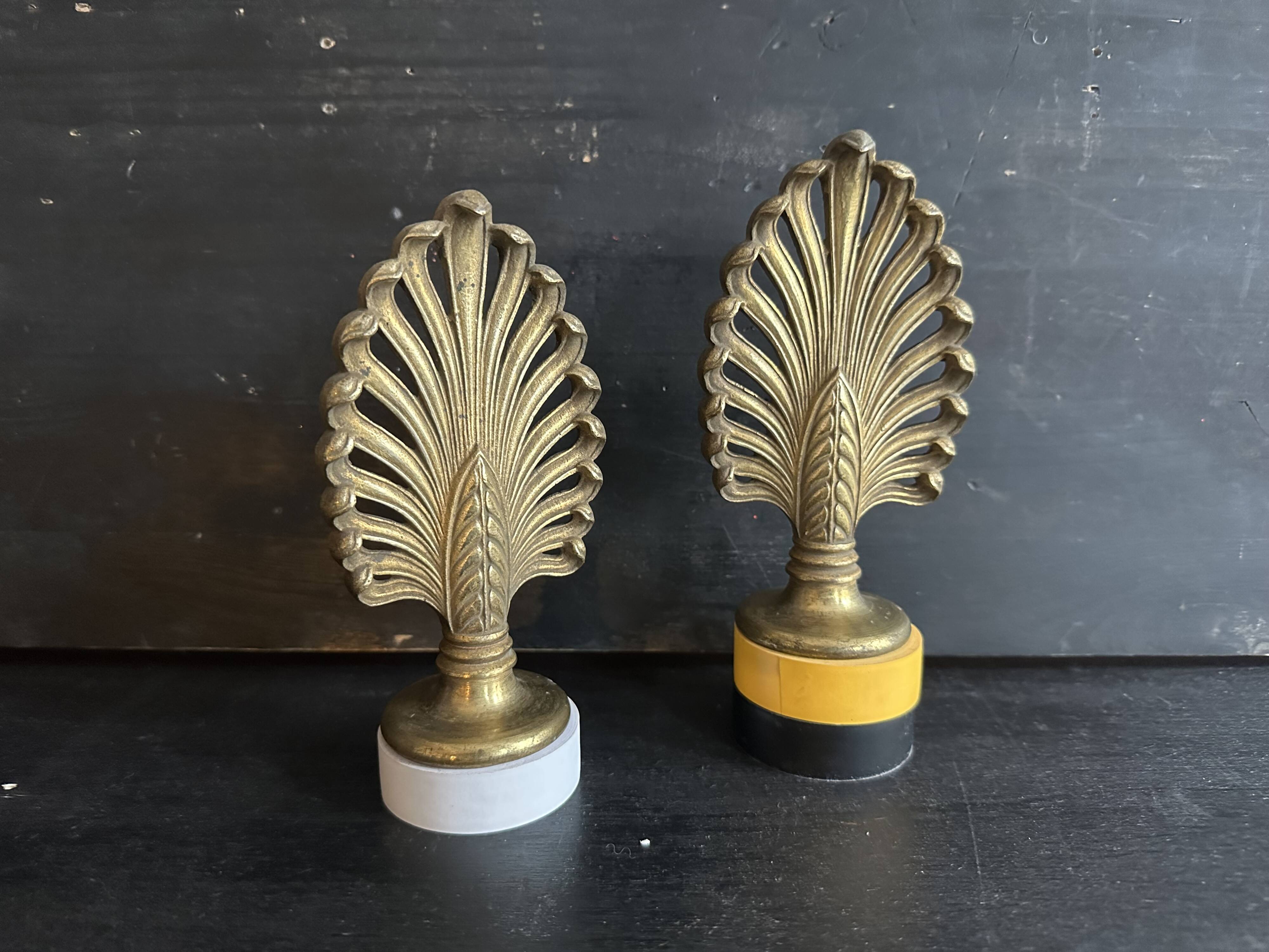Pair of bronze curtain rod finials in the Napoléon III style with a palmette design.