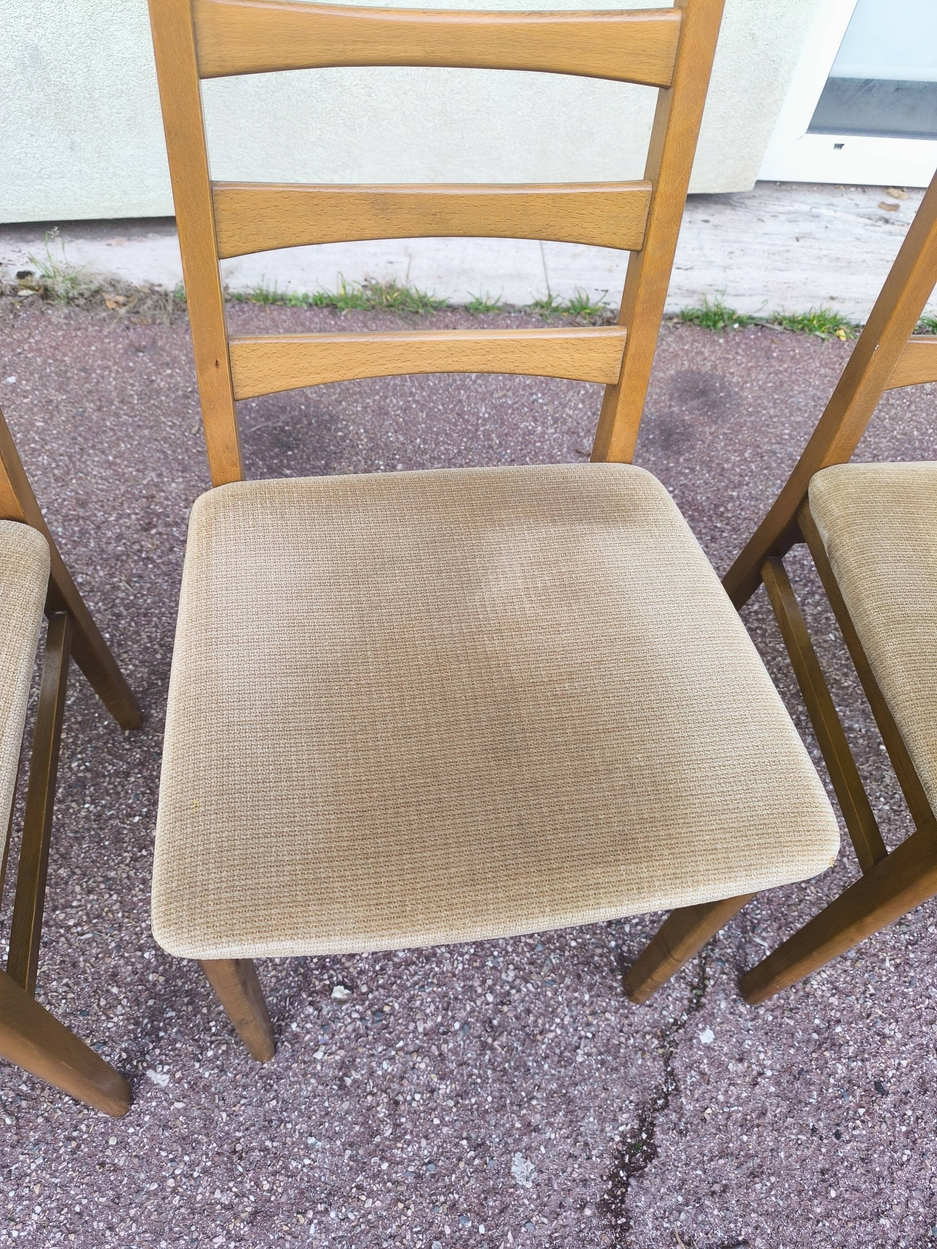 Set of 4 Scandinavian chairs in wood and fabric.