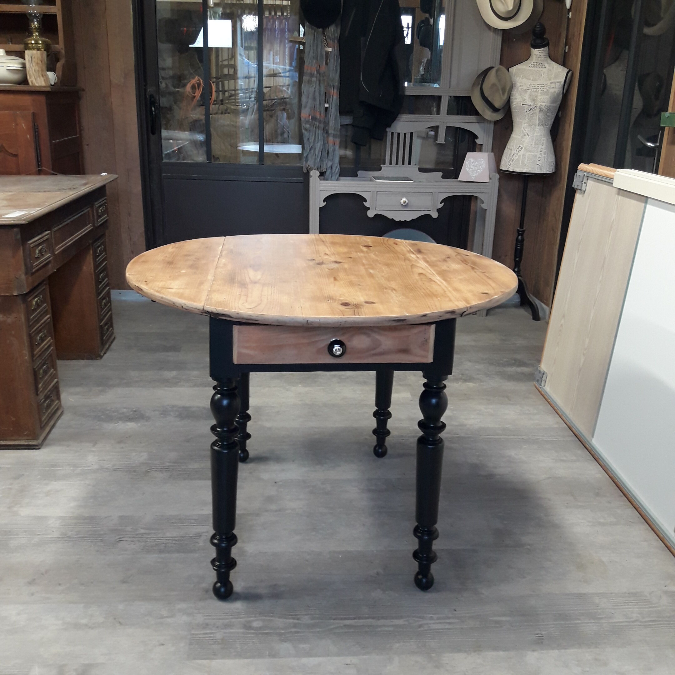 Round table with flaps