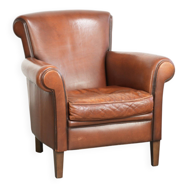 Fauteuil en peau de mouton confortable avec une finition élégante.