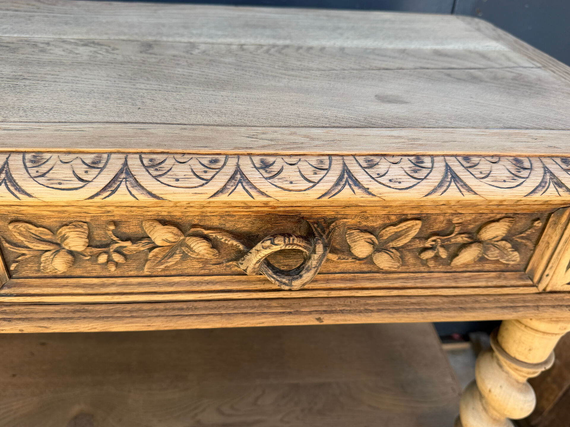 Console chêne brut massif décor végétal sculpté fin XIXe