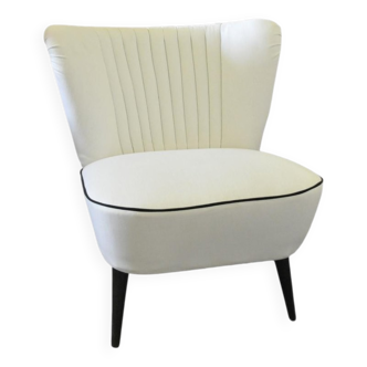 Vintage white cocktail chair in fabric and wood, shell backrest from the 1950s.