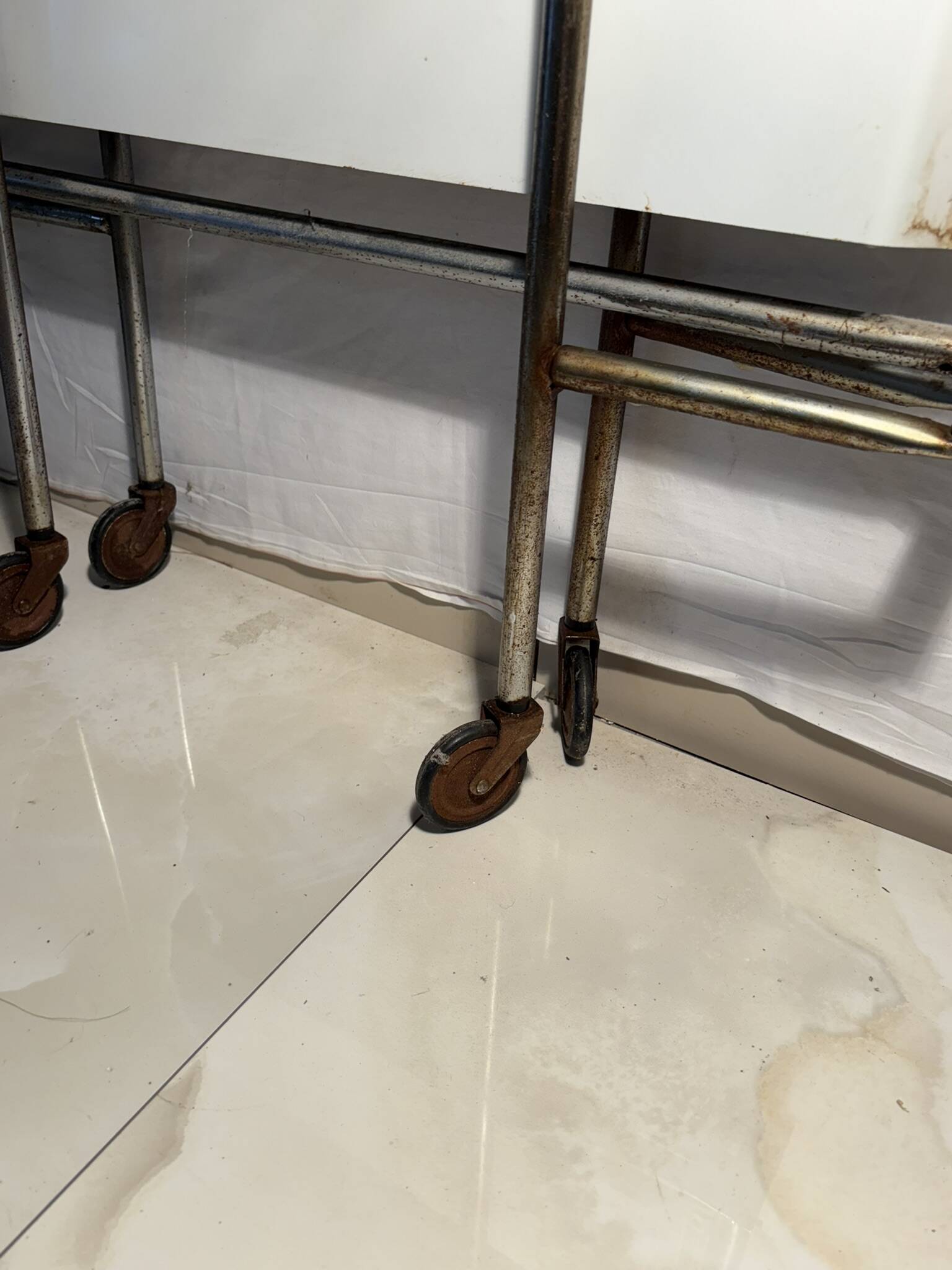 Vintage folding trolley in chromed metal and enamelled trays