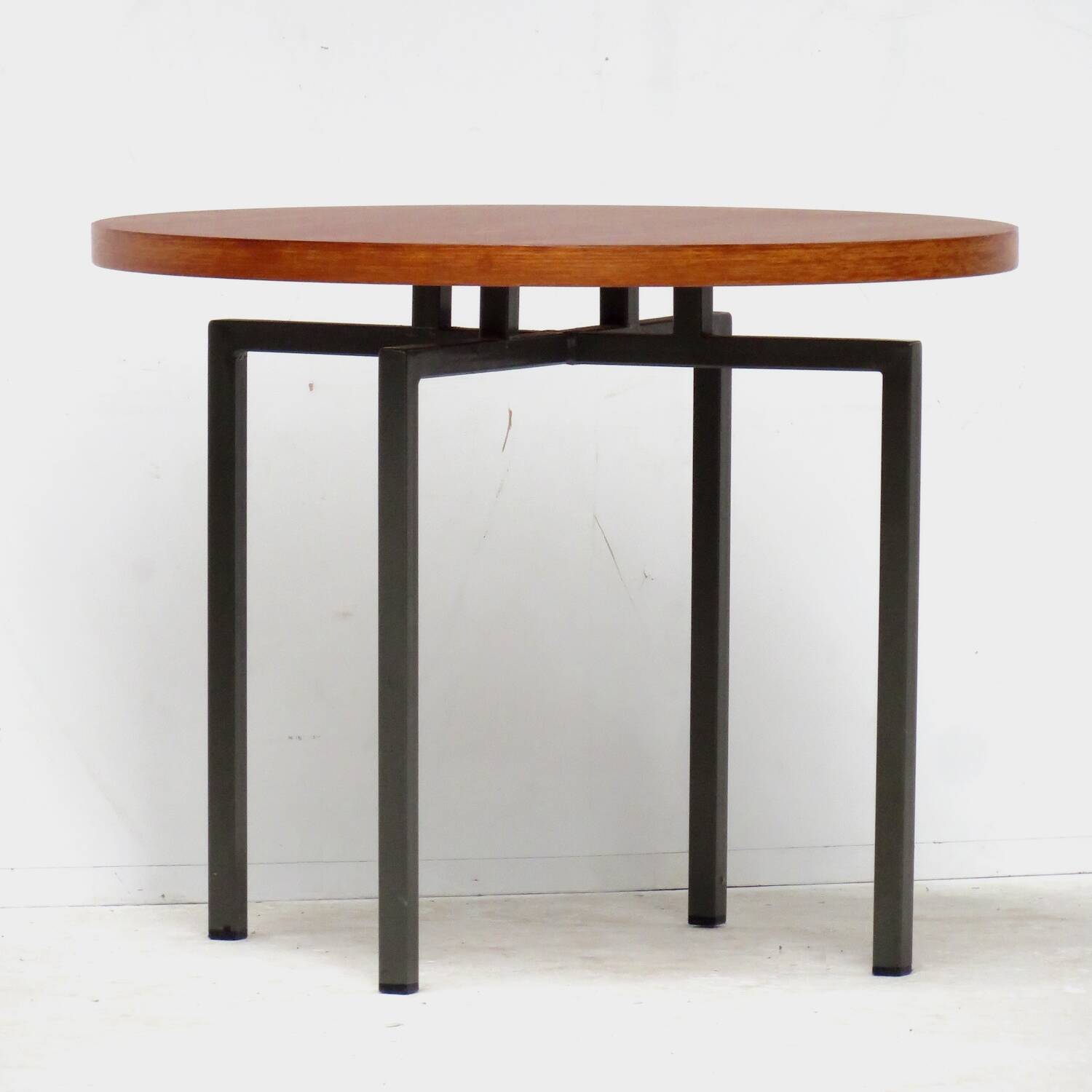 Vintage mid century round side table / coffee table by Kuperus, 1960s