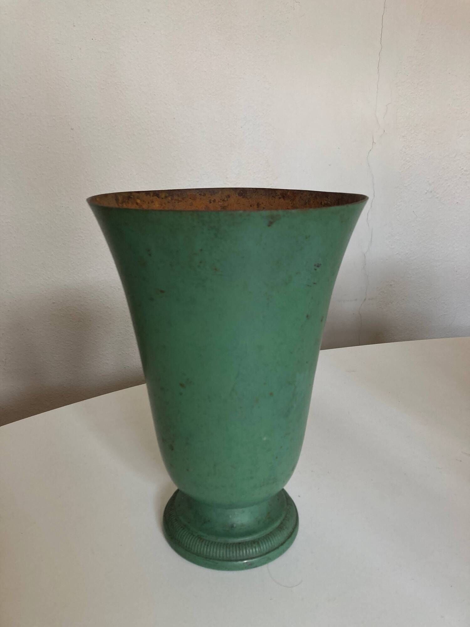 Neo-classical Medici vase in lacquered metal with original patina, 1960