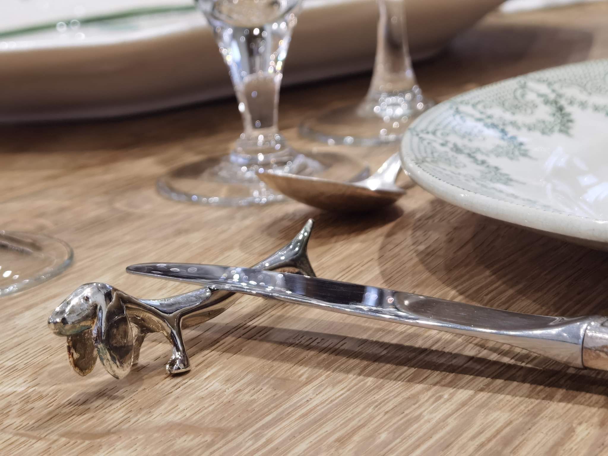 set of 6 knife holders in silver metal basset/dachshund