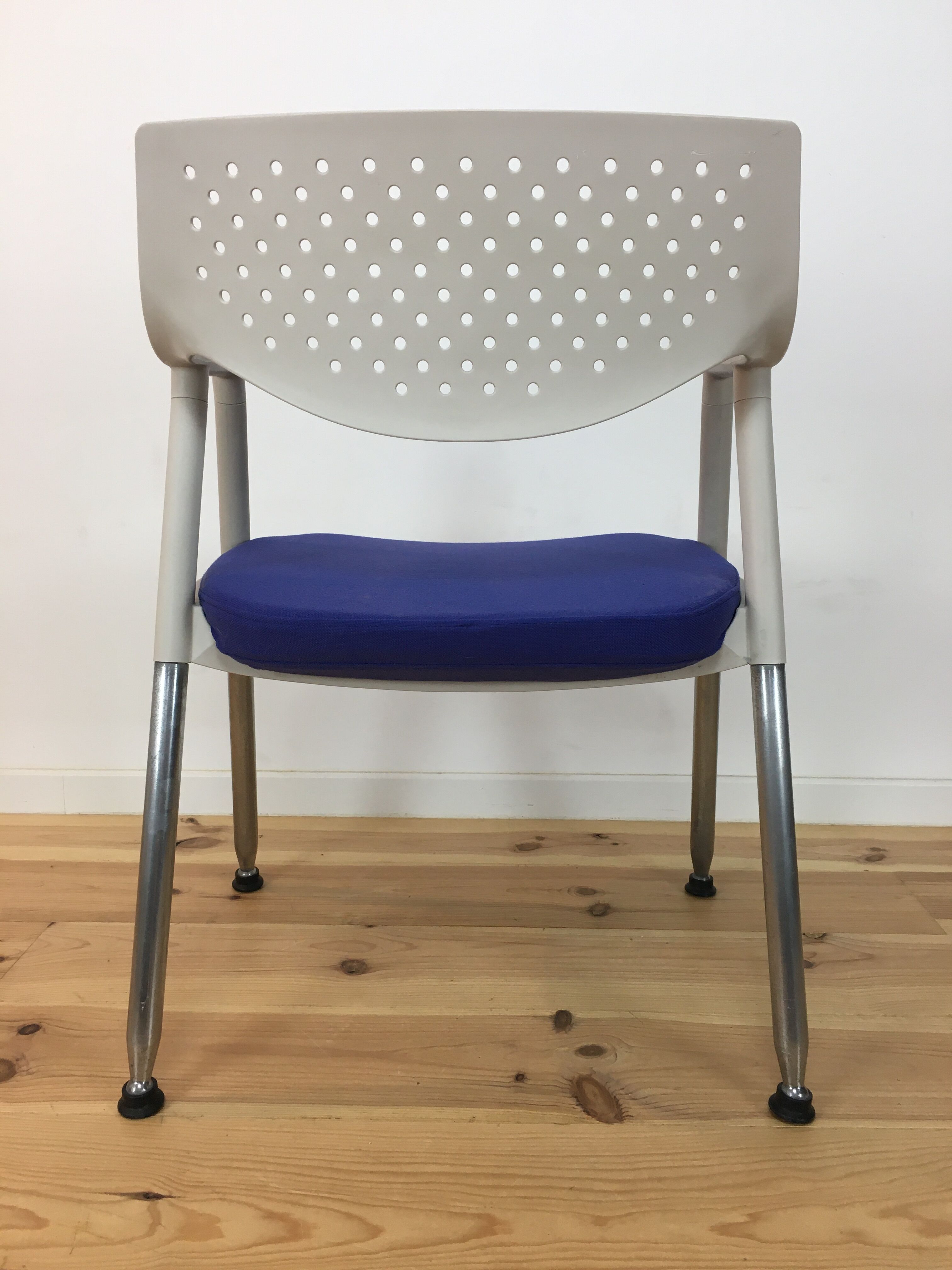 Chaise Vitra blanche et bleue