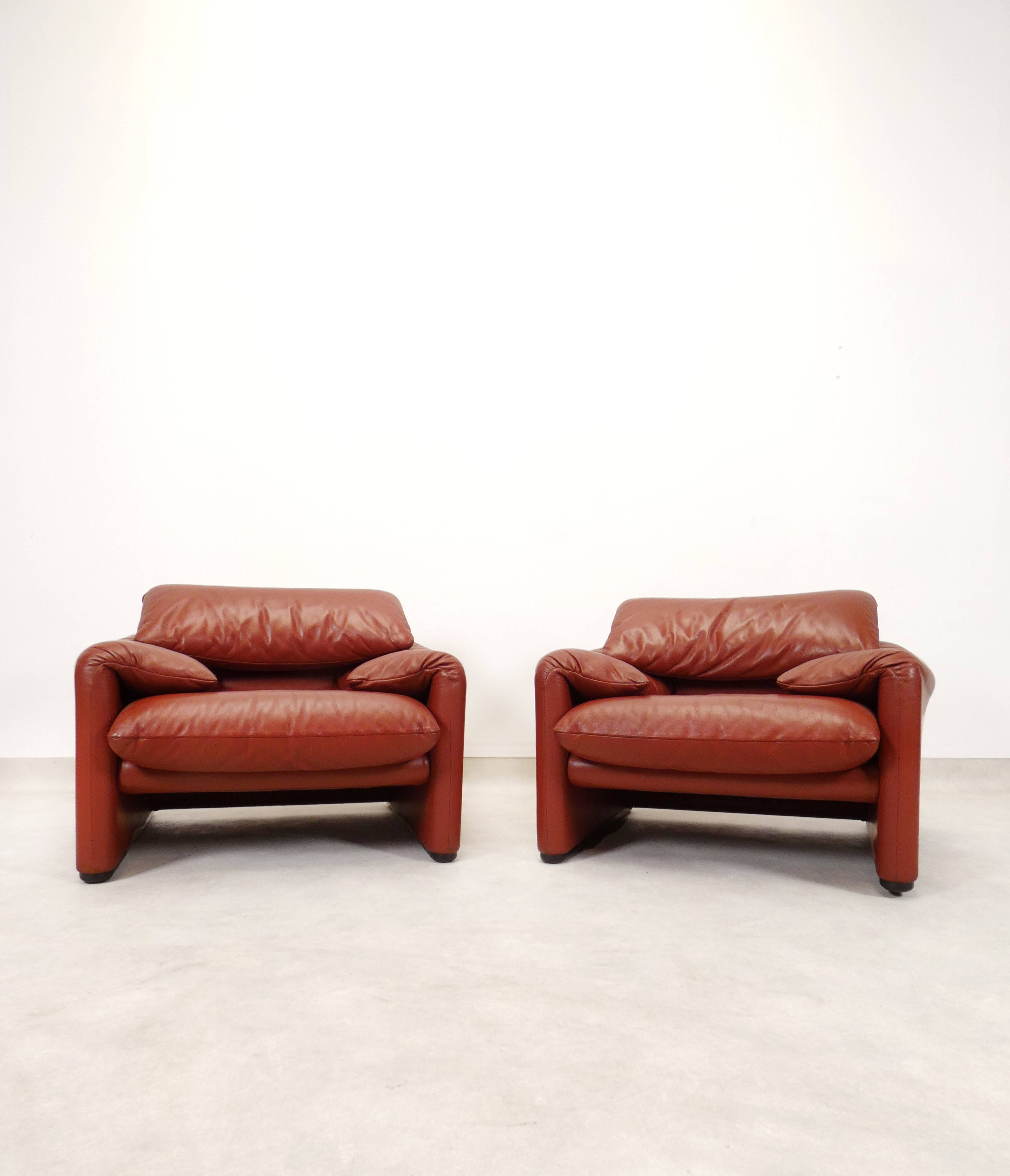 2 Cassina Maralunga fauteuils with ottoman