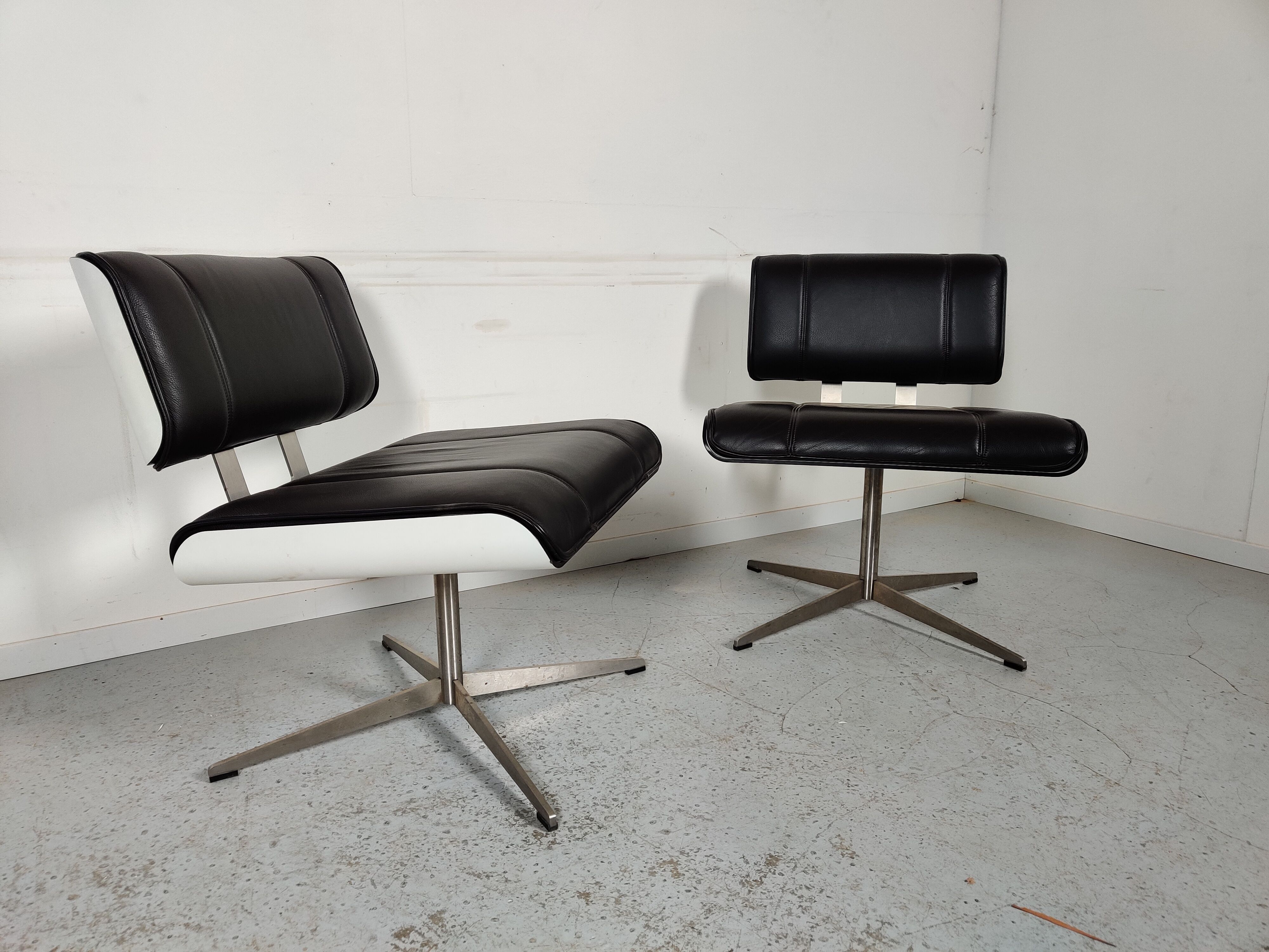 Pair of leather armchairs, 80s/90s