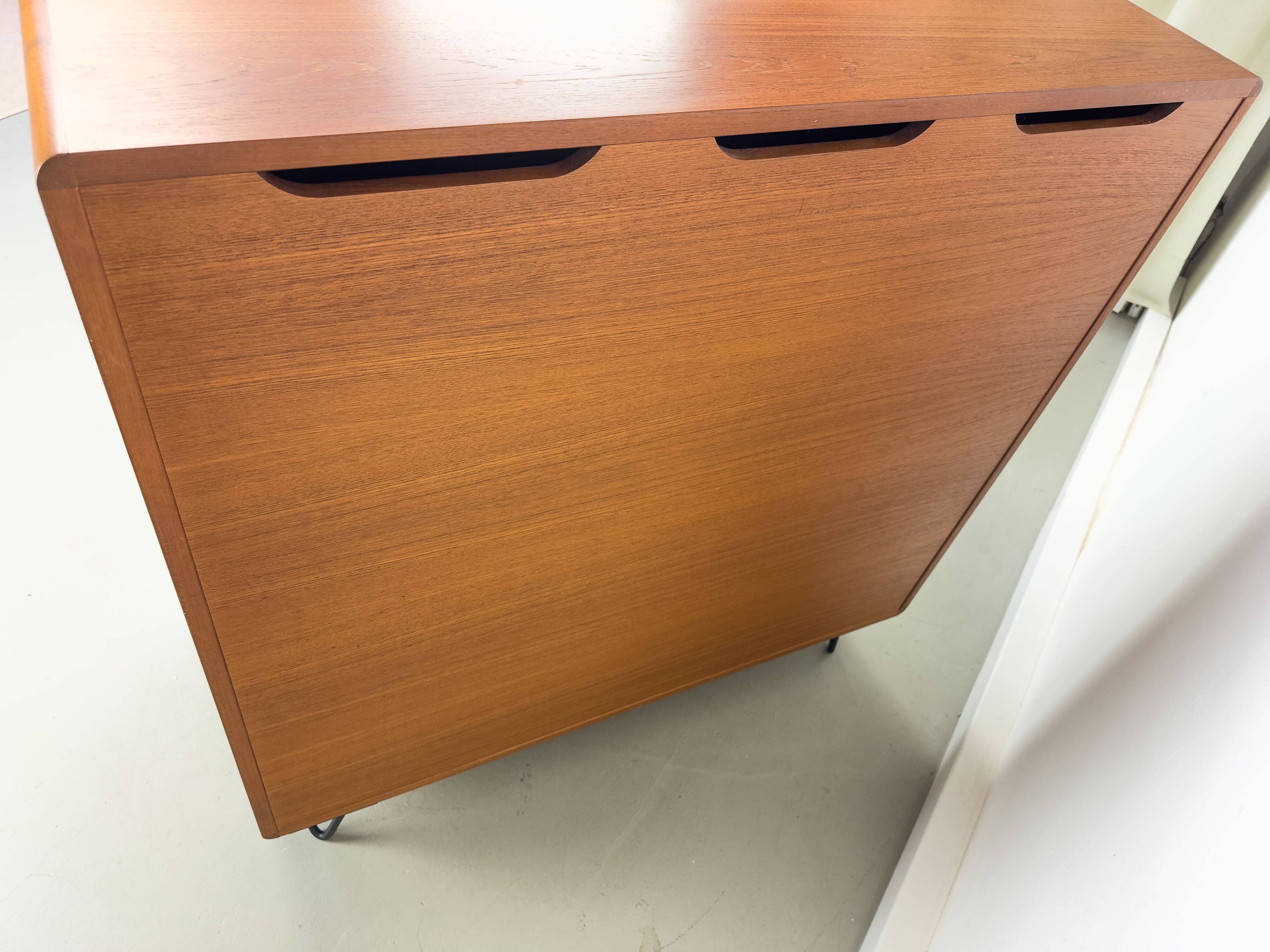 Buffet Hi-Fi danois en teck avec portes à tambour de Dyrlund, années 1970