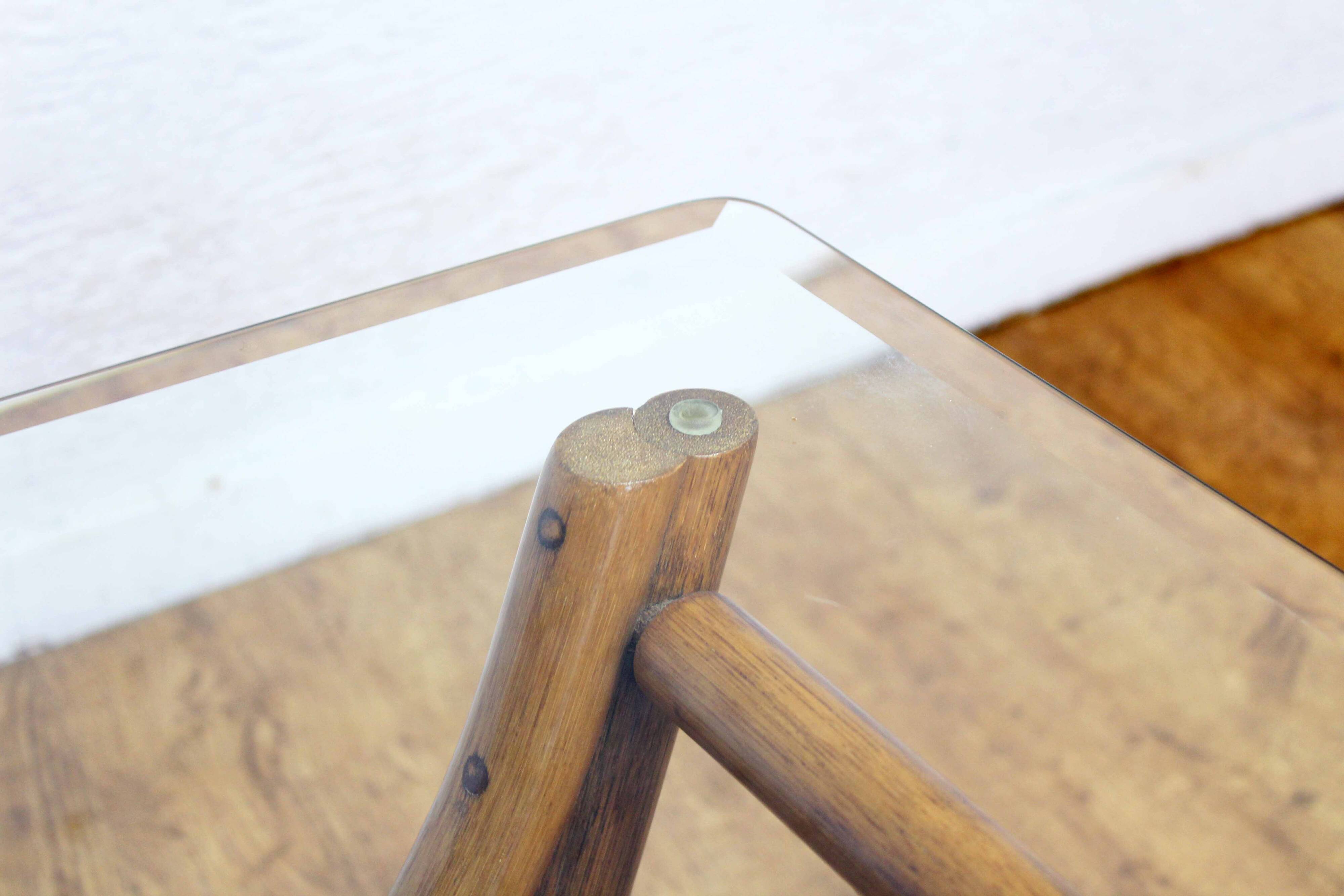 Table basse en rotin et verre