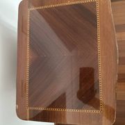 Petite table de chevet en marqueterie de style Louis XV