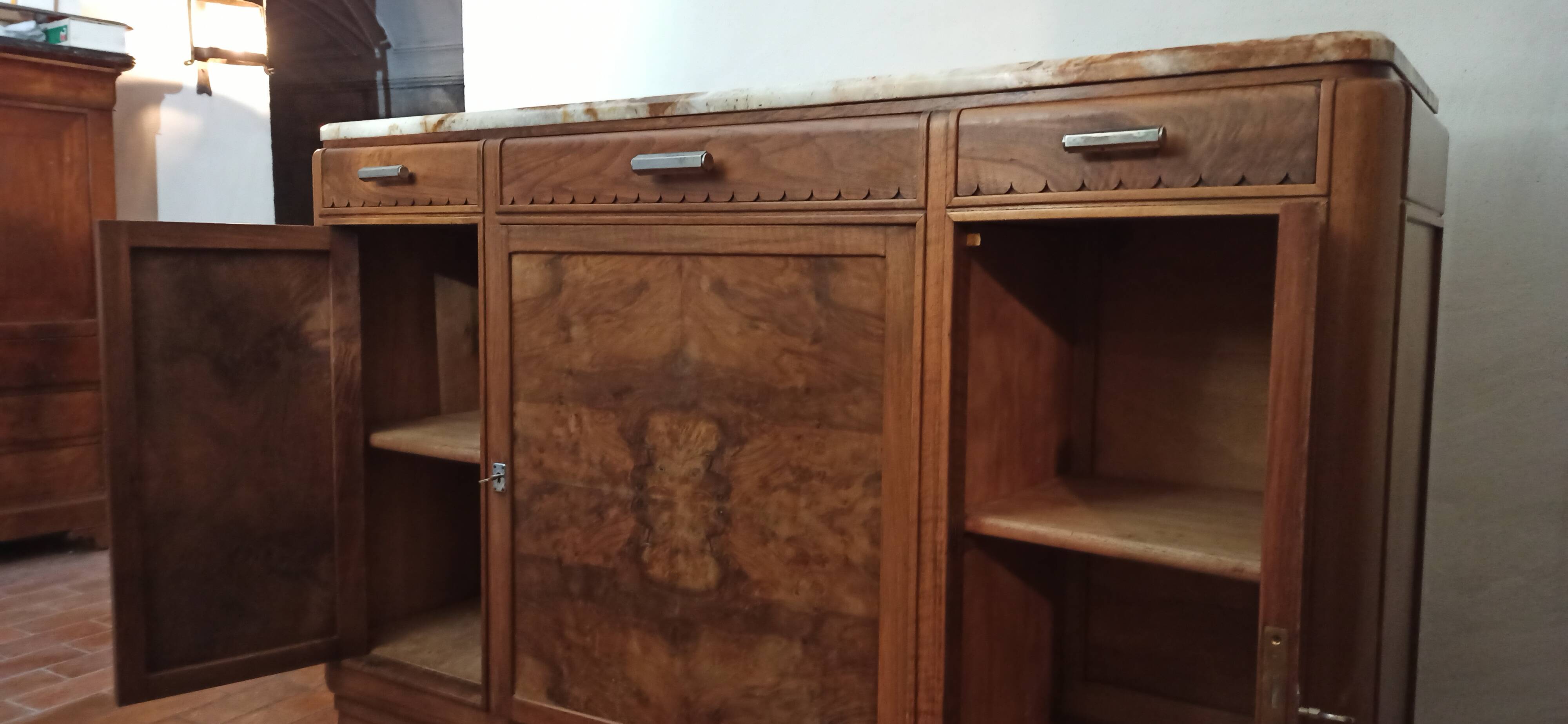 Low sideboard from the beginning of the twentieth century in walnut.