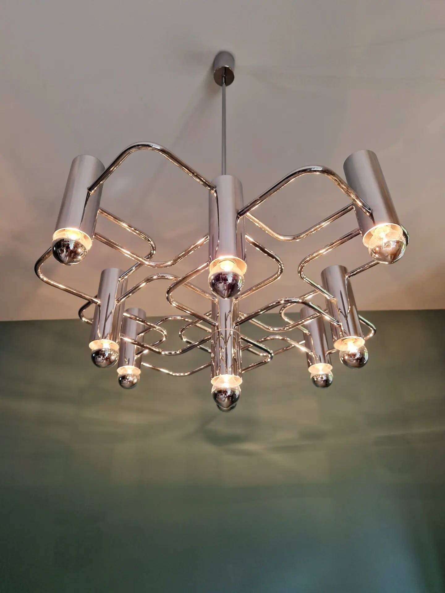 Large geometric chandelier in chrome metal, design by G. Sciolari, 1970.