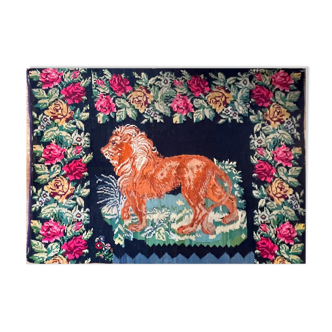 Grand tapis antique avec un lion majestueux et un décor floral