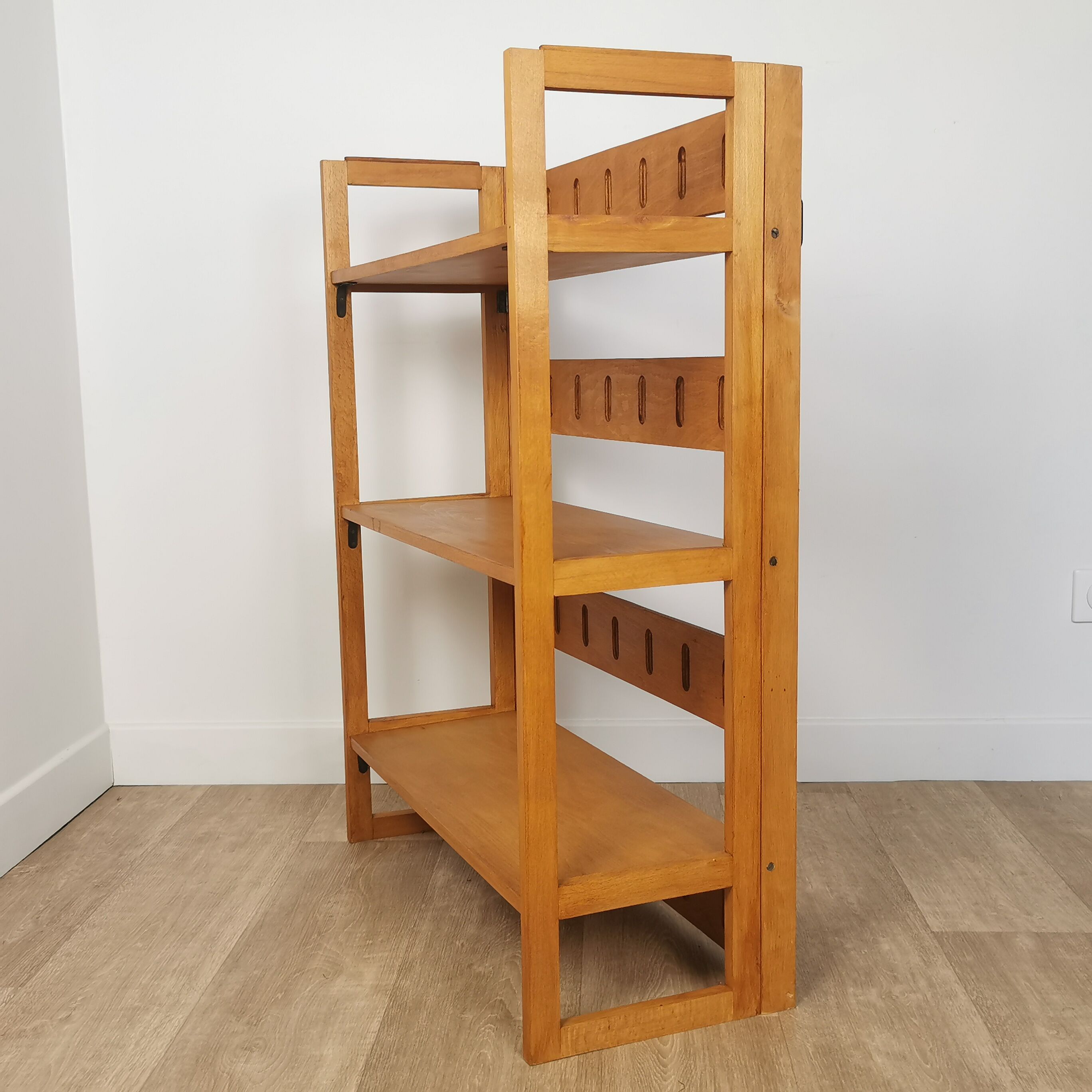 Folding bookcase shelf