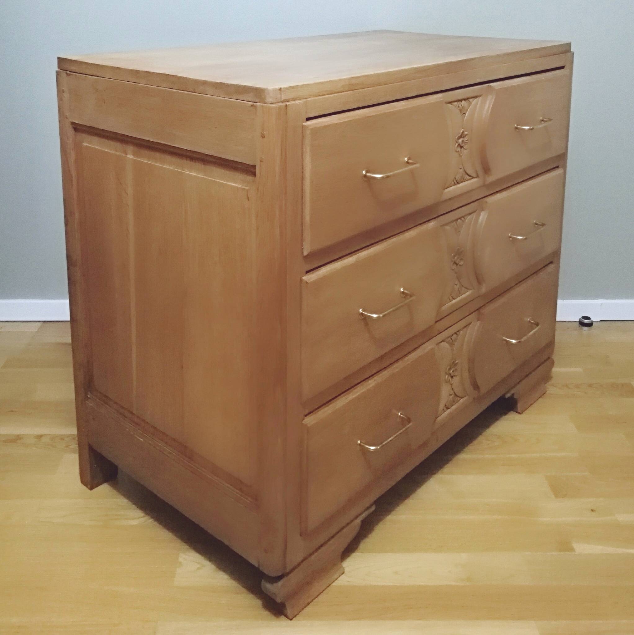 Oak chest of drawers