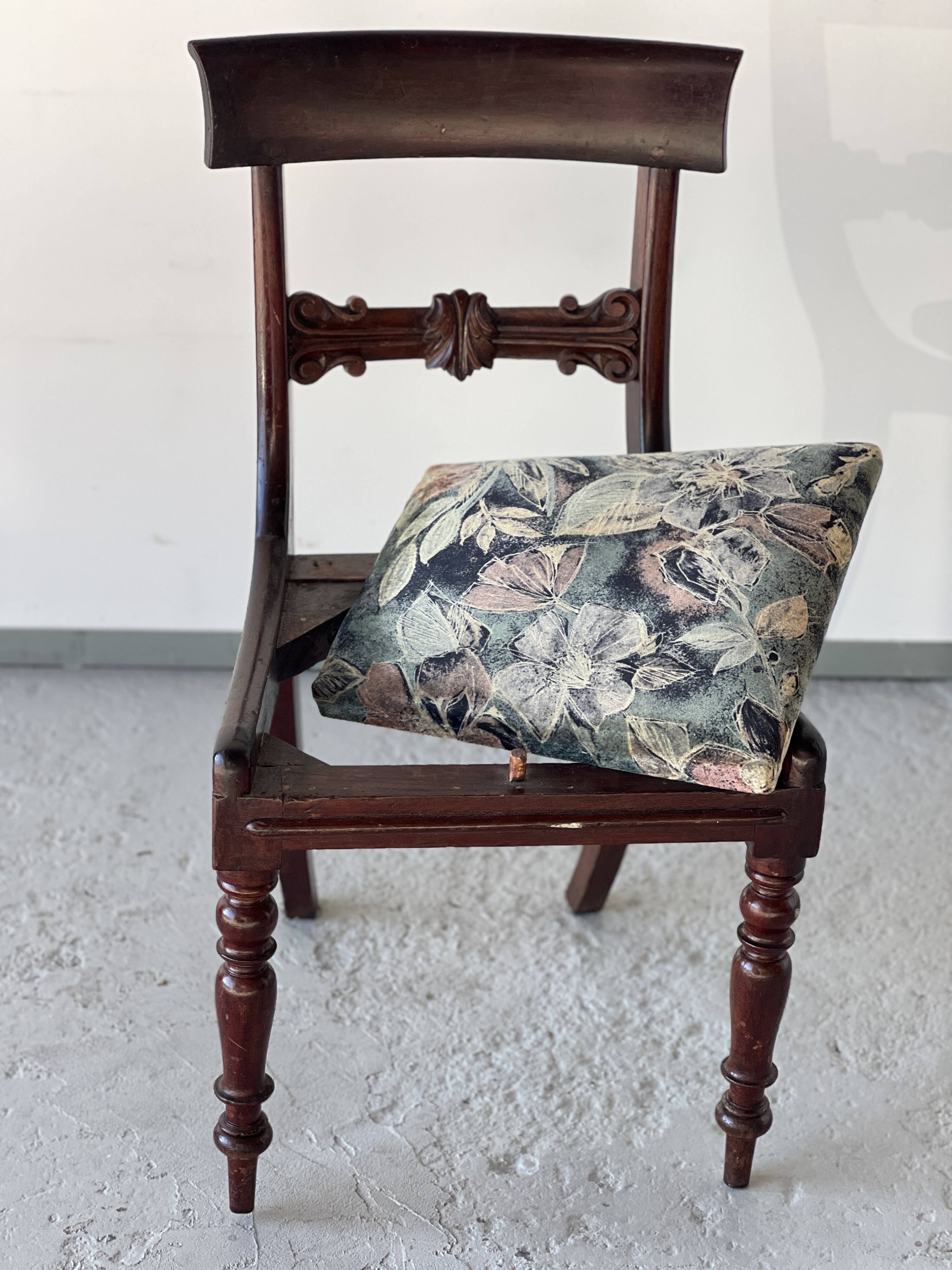 19th century mahogany dining room table and chair set, England, 1850s