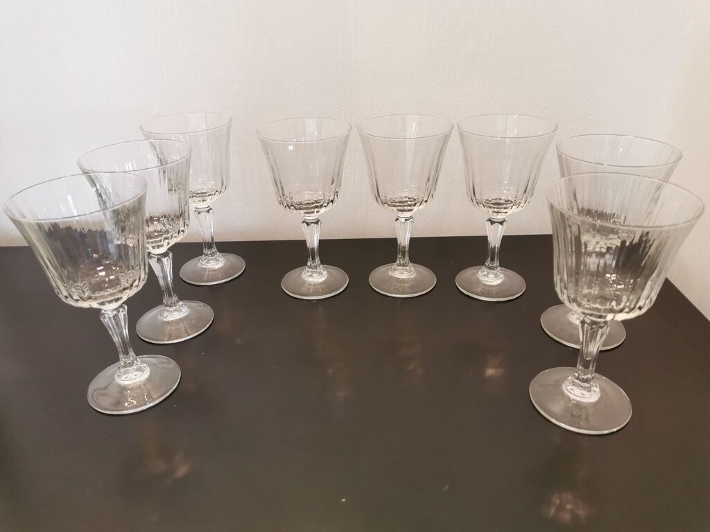 Set of 8 wine glasses with cut feet