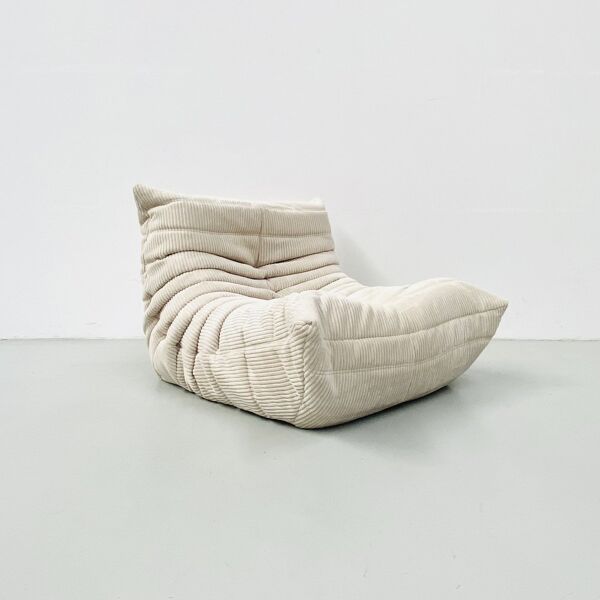 Fauteuil Togo Lounge en velours tricoté beige par Michel Ducaroy pour Ligne Roset.