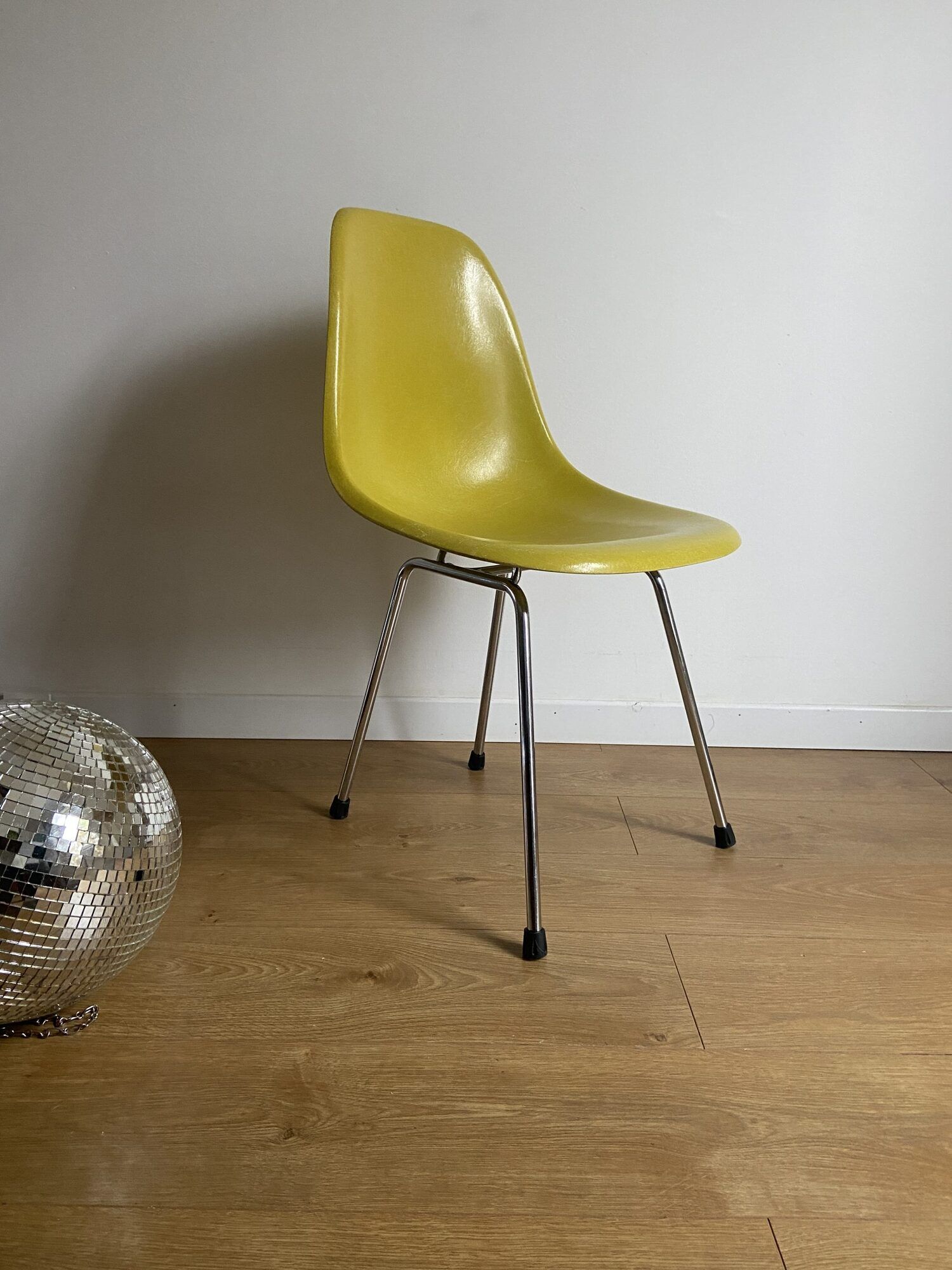 Dsx olive green chair by Charles & Ray Eames for Herman Miller edition mobilier international 1971