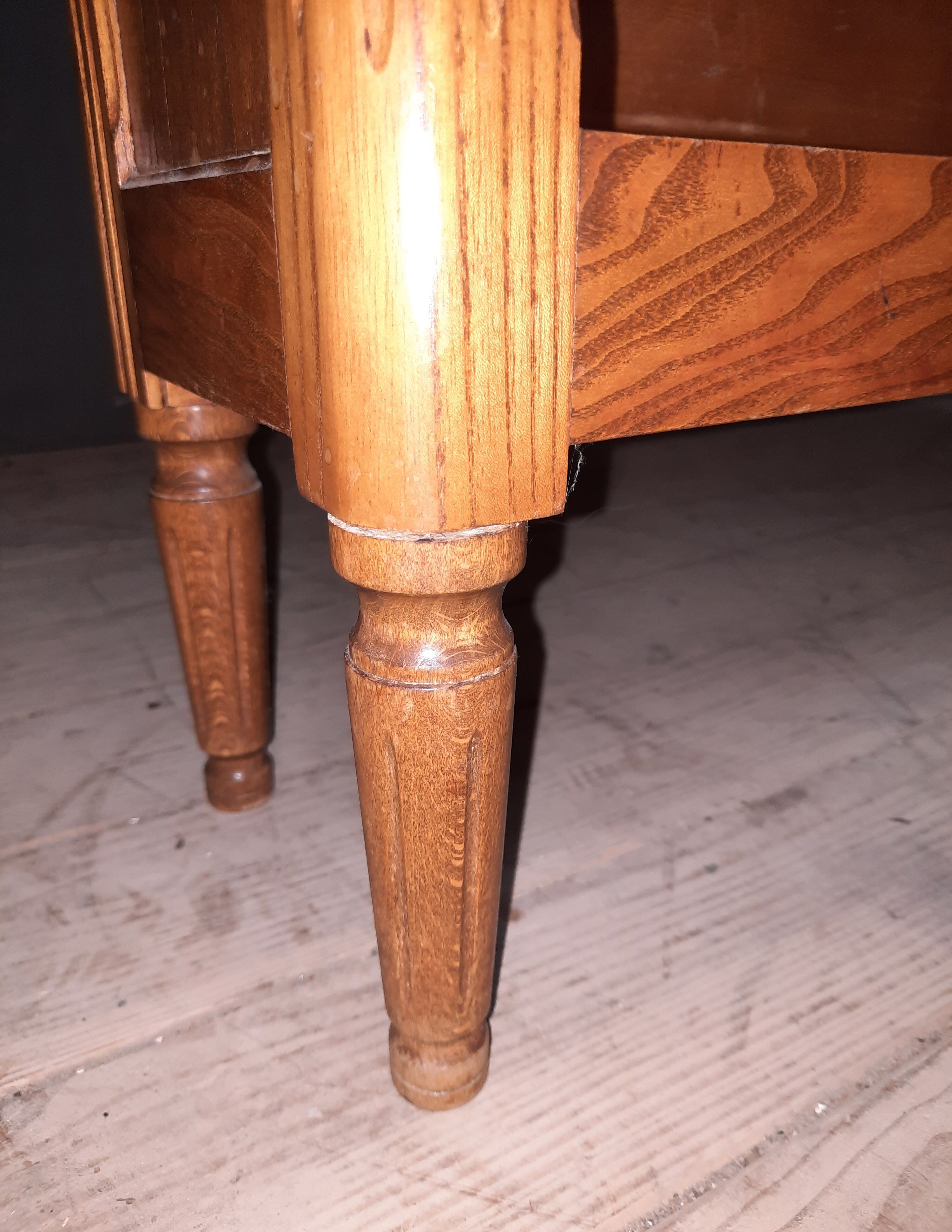 Floor on solid wood stand