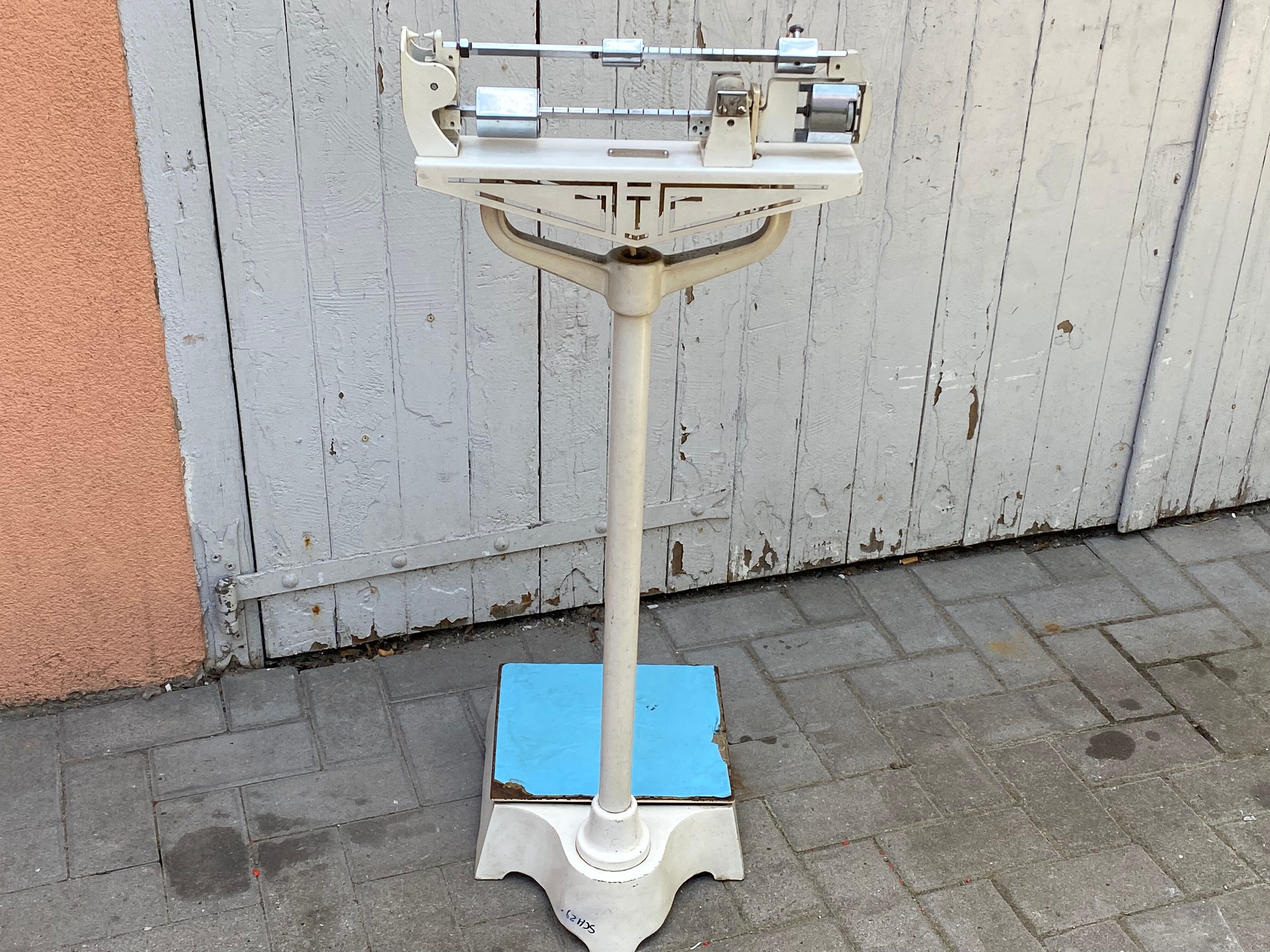 Testut Doctor's Scale Weighs Vintage Person