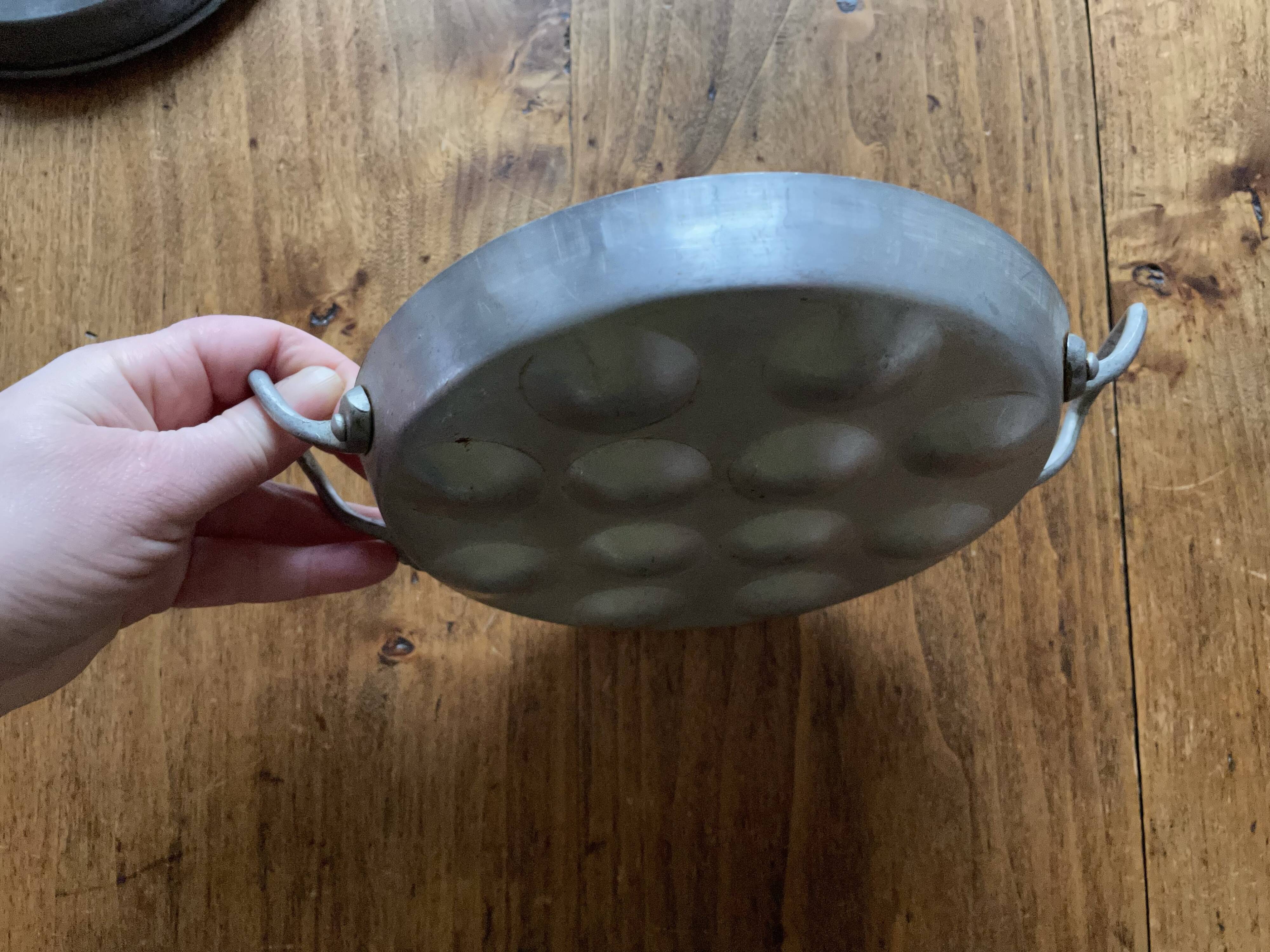 Set of 2 metal snail dishes