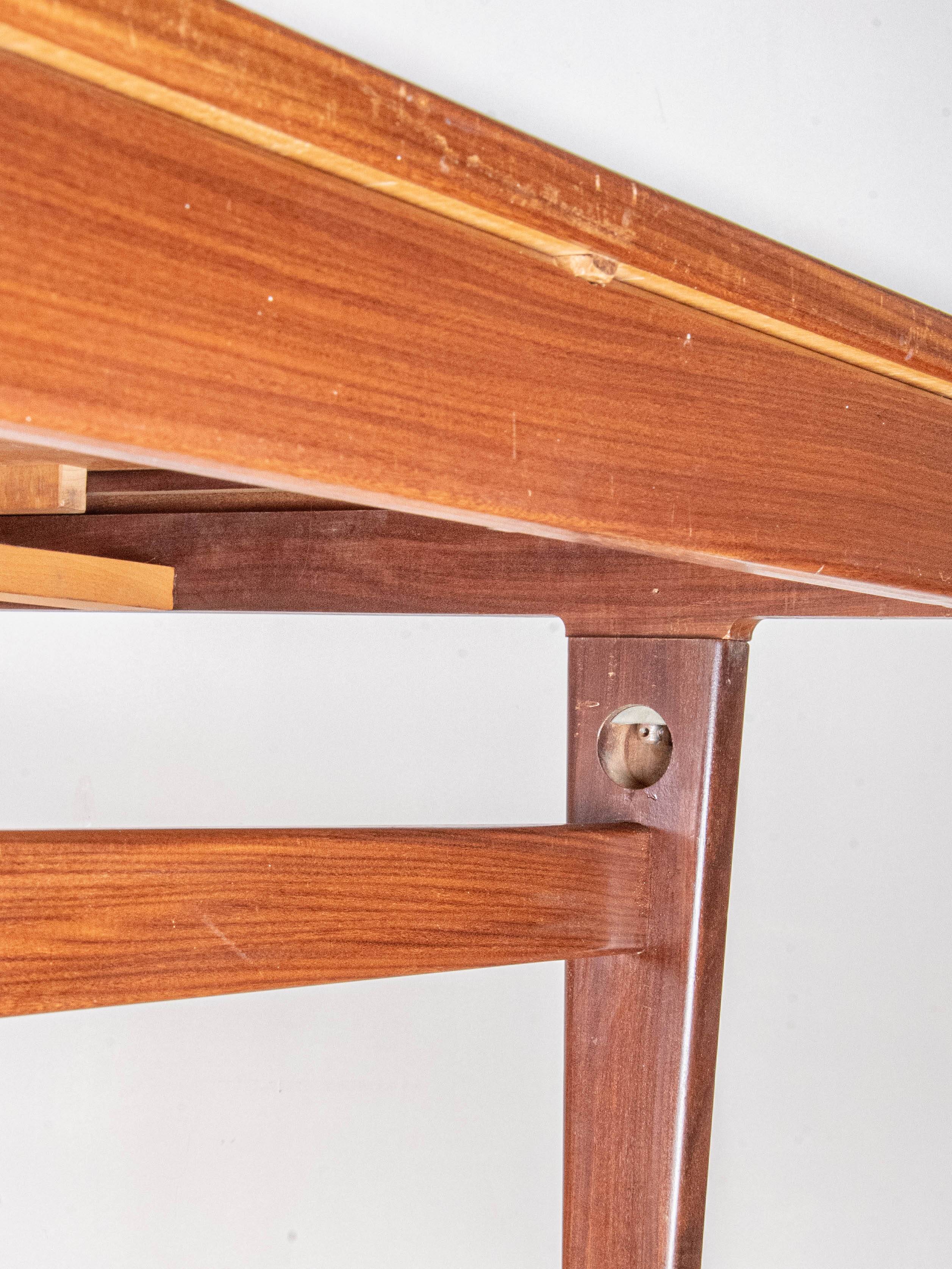 Scandinavian extendable table