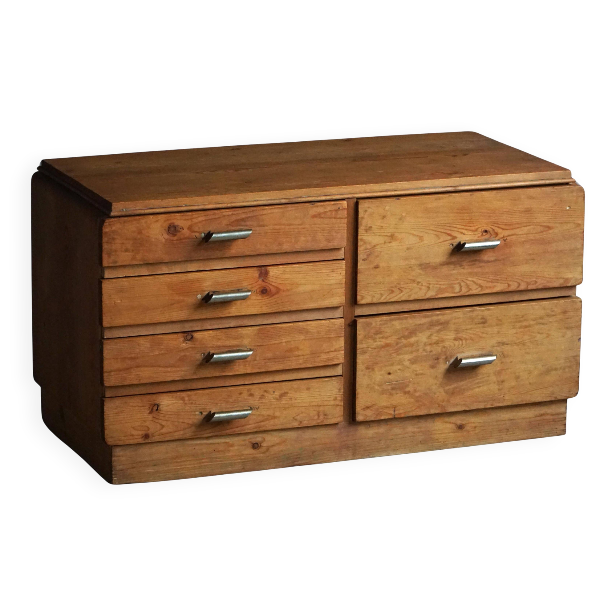 Mid-20th century Art Deco chest of drawers in pine with metal handles, 1940s.